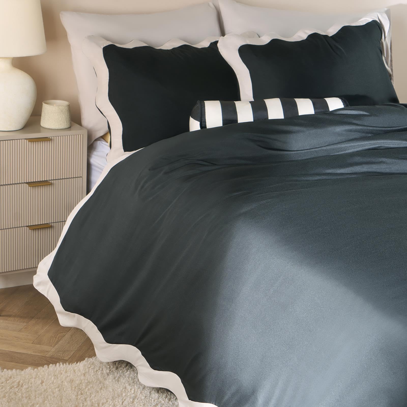 OHS Double Duvet Set, Gifts for Women Super Soft Cosy Warm Microfibre Polyester Double Bedding Stylish Scallop Edge Quilt Cover Set with Matching Pillowcases, Black/Stone