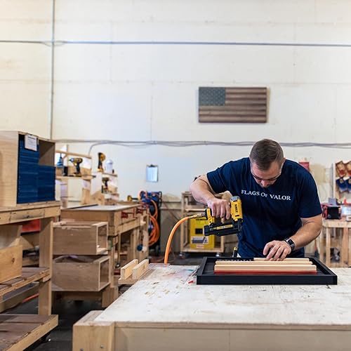Miniatura 7 de Flags of Valor Exhibidor de monedas de desafío de la bandera estadounidense, con capacidad para 100 monedas militares, decoración de pared fabricada