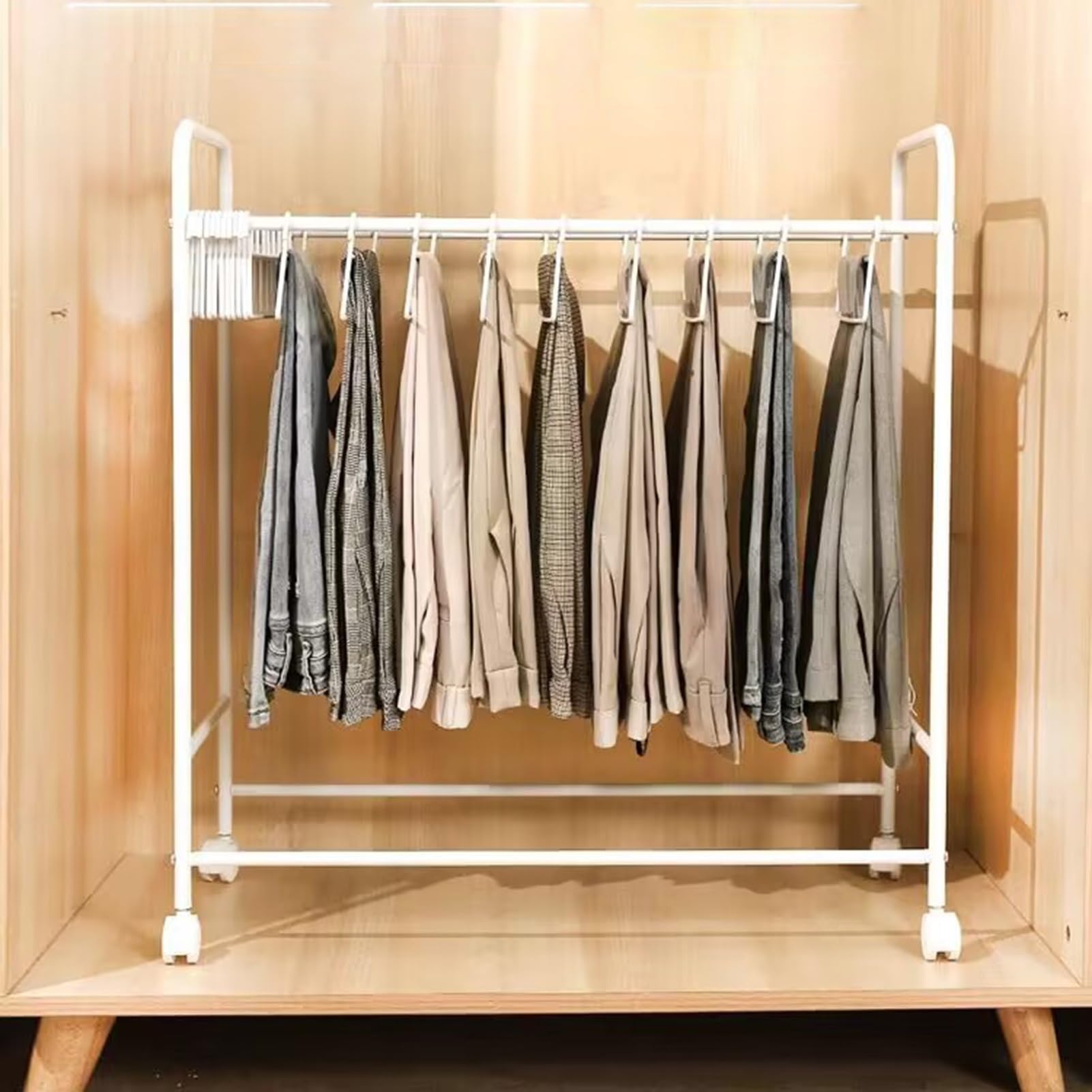 Porte-écharpes et pantalons sur roulettes pour un rangement mobile