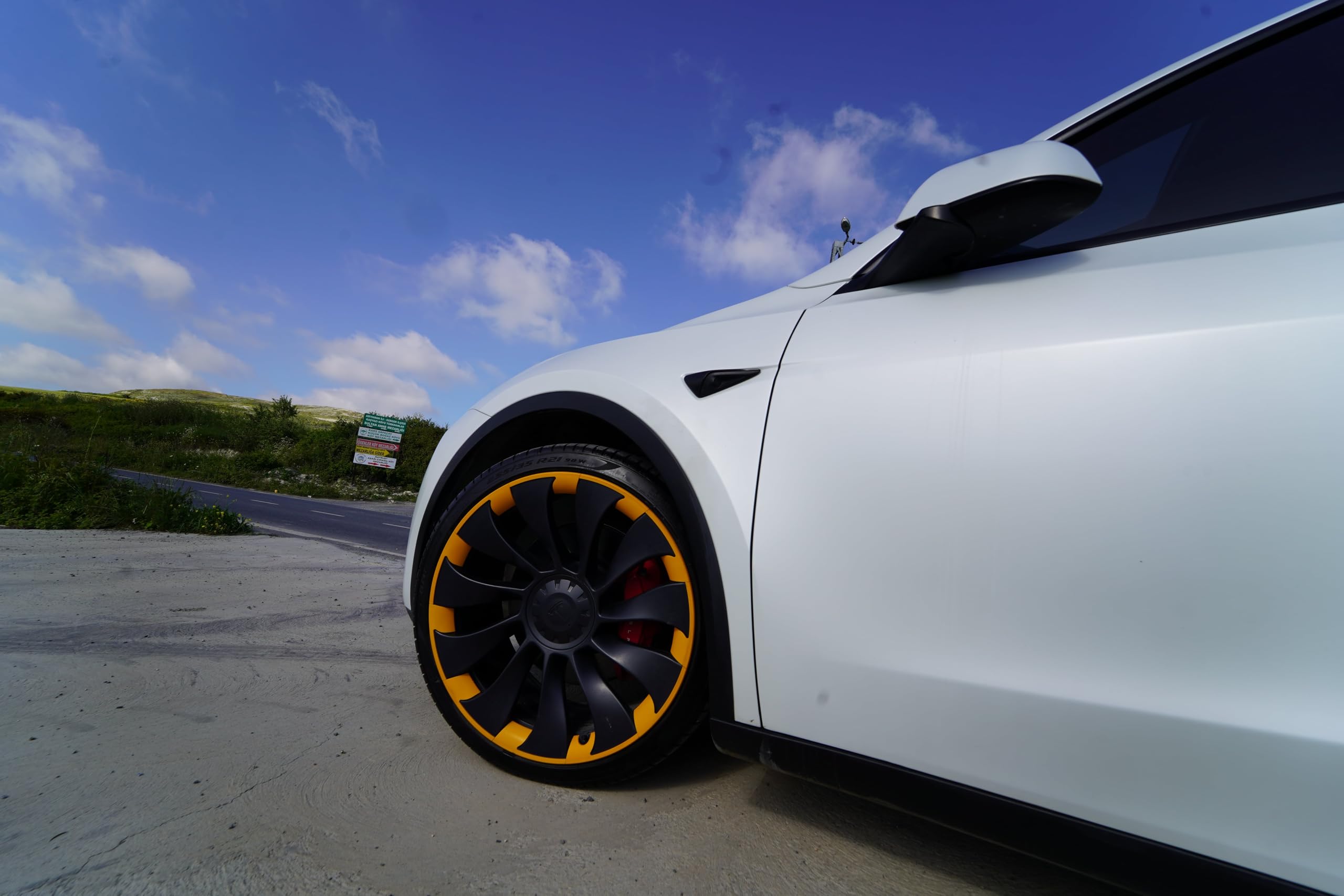 Tesla Model Y Uberturbine 21" ochrona felg – bezklejowe, ultra-mocne mocowanie zaciskowe, precyzyjne cięcie CNC, w zestawie folia PPF, kompletny zestaw 4 sztuk (na 4 koła) – żółty