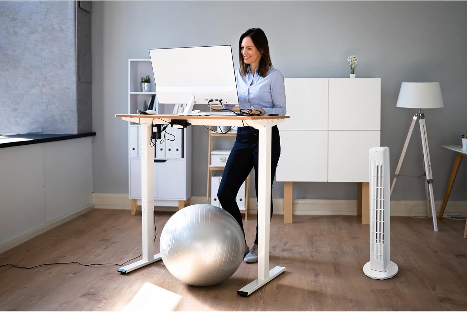 Hand holding the MEDION MD 10319 Tower Fan by its integrated carrying handle