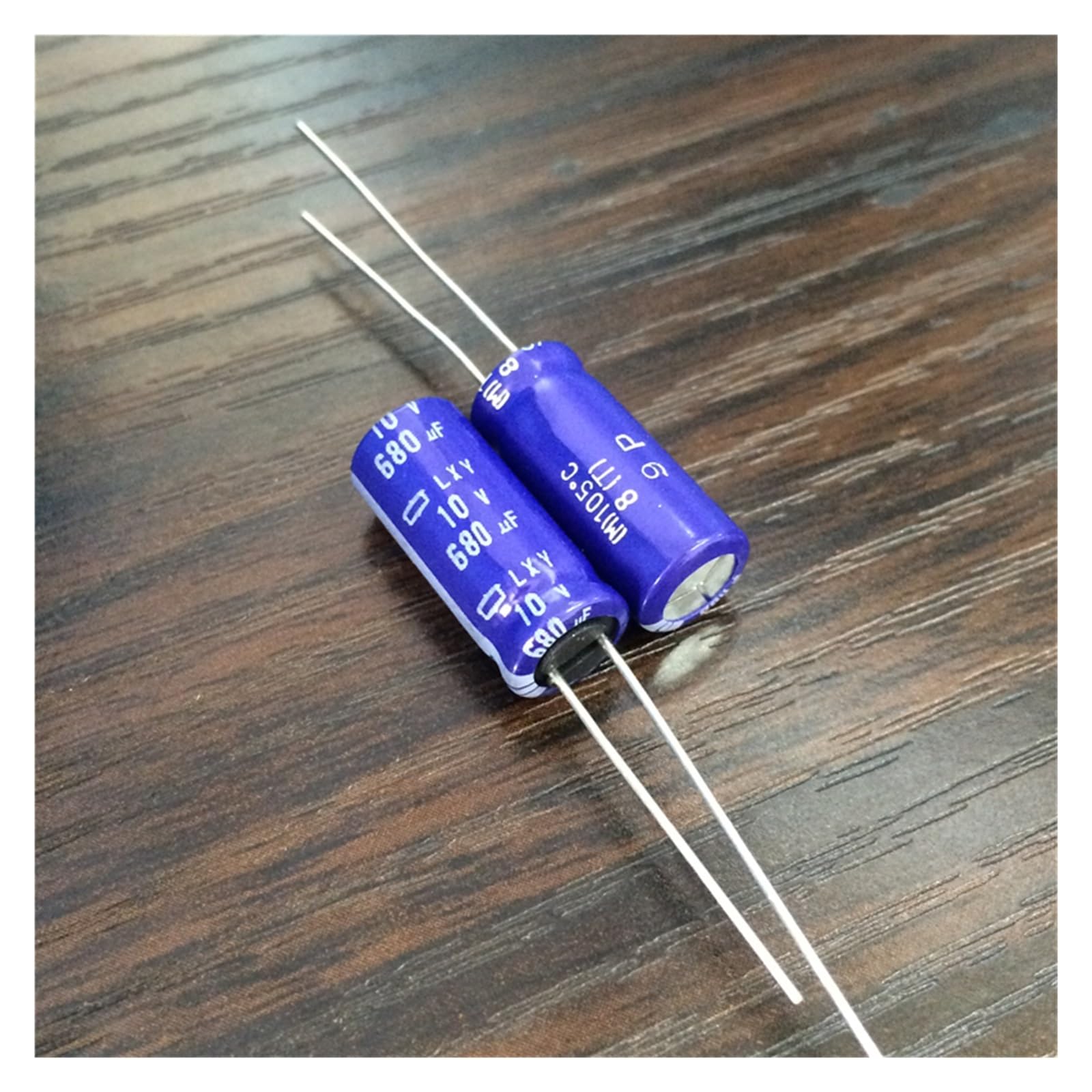 Condensateur 680 uF 10V aluminium radial 8x20mm LXY