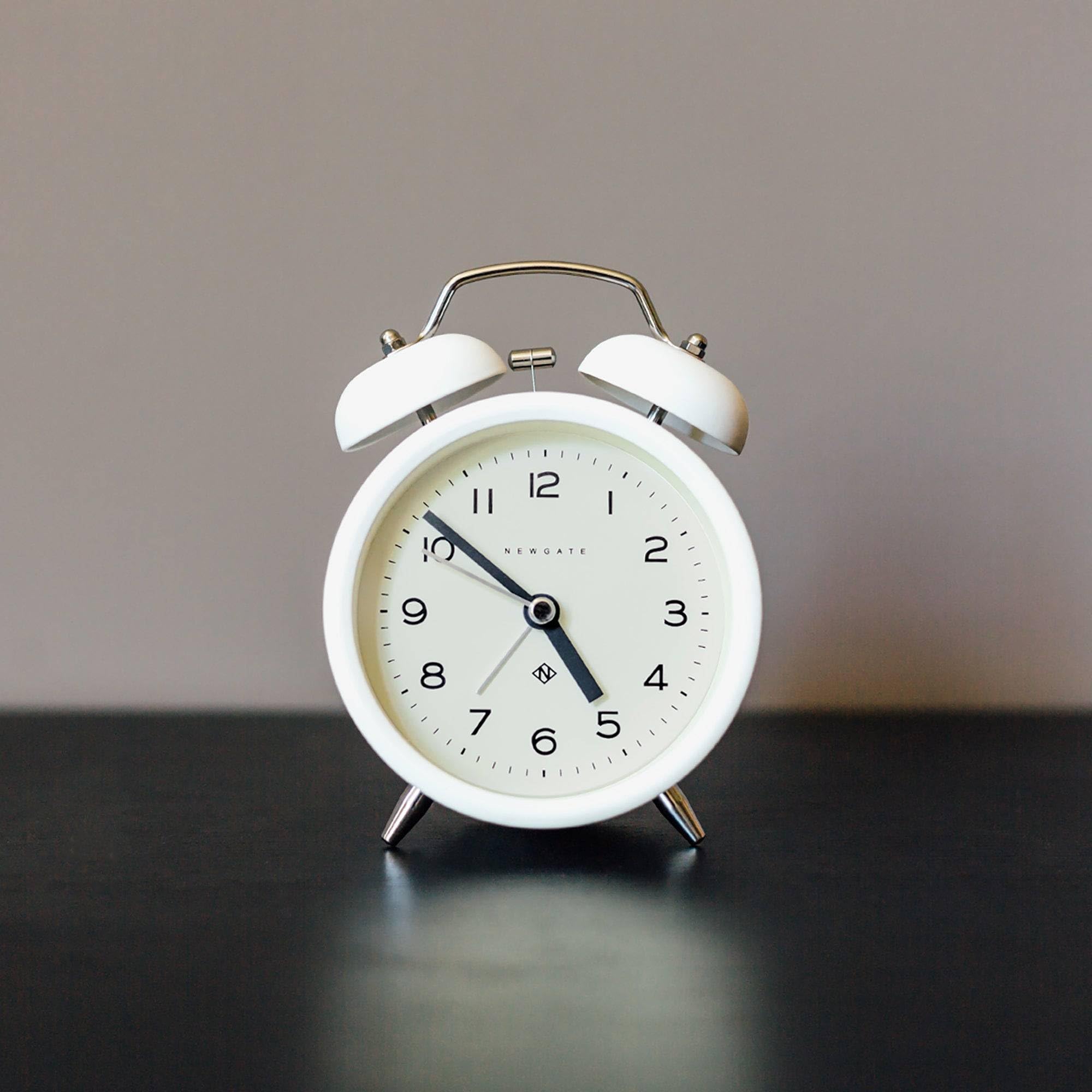 NEWGATE® Charlie Bell Echo Réveil | Interprétation Moderne de la Traditionnelle Horloge à Cloche jumelle | Blanc | des nombres faciles à Lire | Idéal pour Le Chevet ou l’étagère | Accessoire rétro