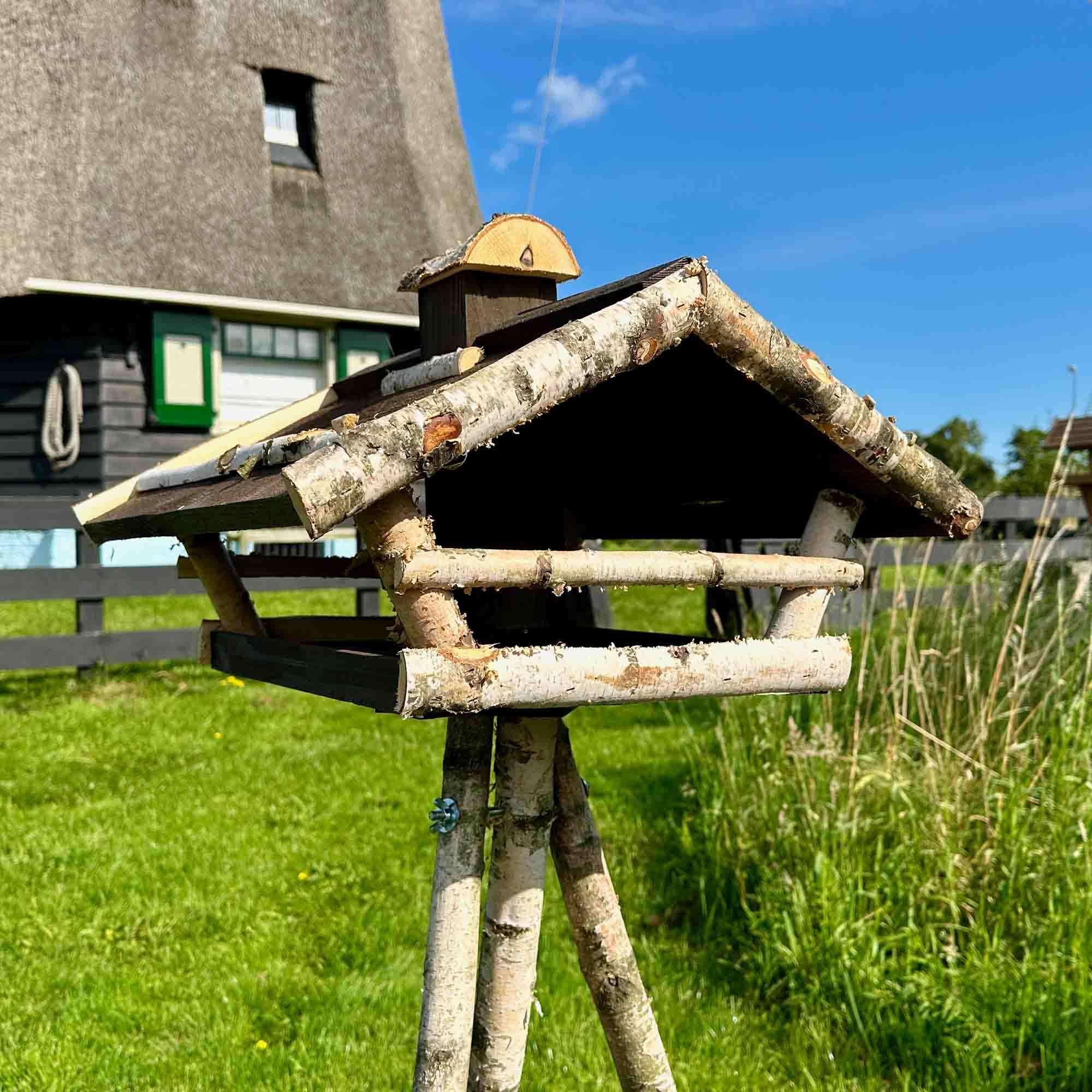 GARTENETAGE Vogelhaus Birke mit Holzdach/Vogelhaus mit Ständer wetterfest und stabil/Vogelfutterhaus mit Ständer/Robustes Vogelhäuschen für Ihren Garten