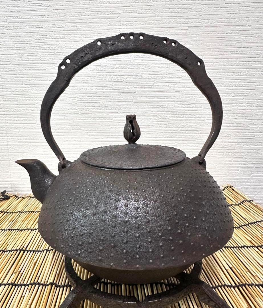 未使用品、供箱付 南部薫山工房造 15型 アラレ 南部鉄瓶 南部鉄器