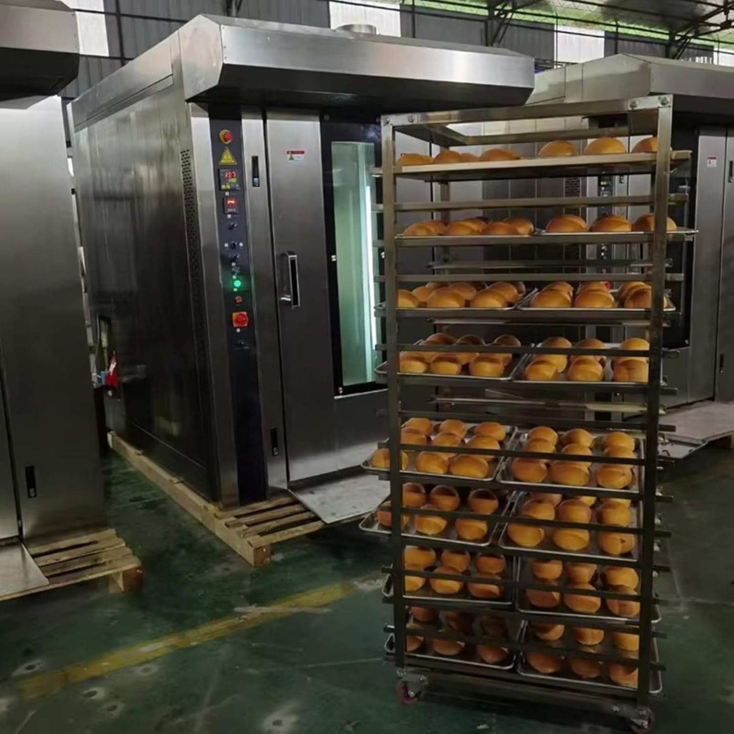 Commercial oven with dual-zone precise temperature control, high-speed hot air circulation, and a large 100L capacity. Supports touch operation and is suitable for central kitchens.