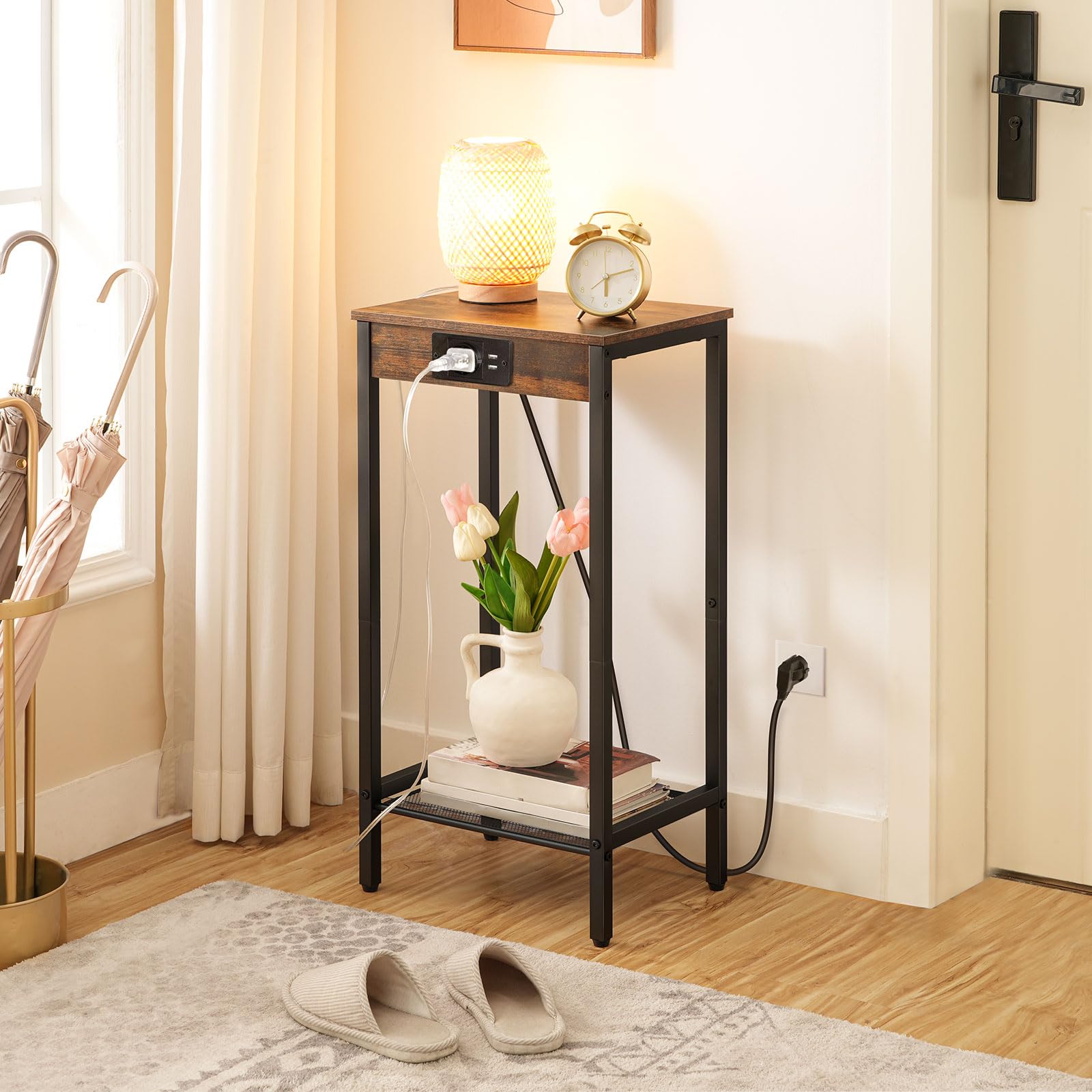 HOOBRO Mesa de Centro Alta con Estación de Carga, Mesa de Teléfono de 2 Niveles con Estante de Malla, Mesa de Sofá Estrecha con Puerto USB y Enchufe, Marrón Rústico y Negro EBF08CDH01