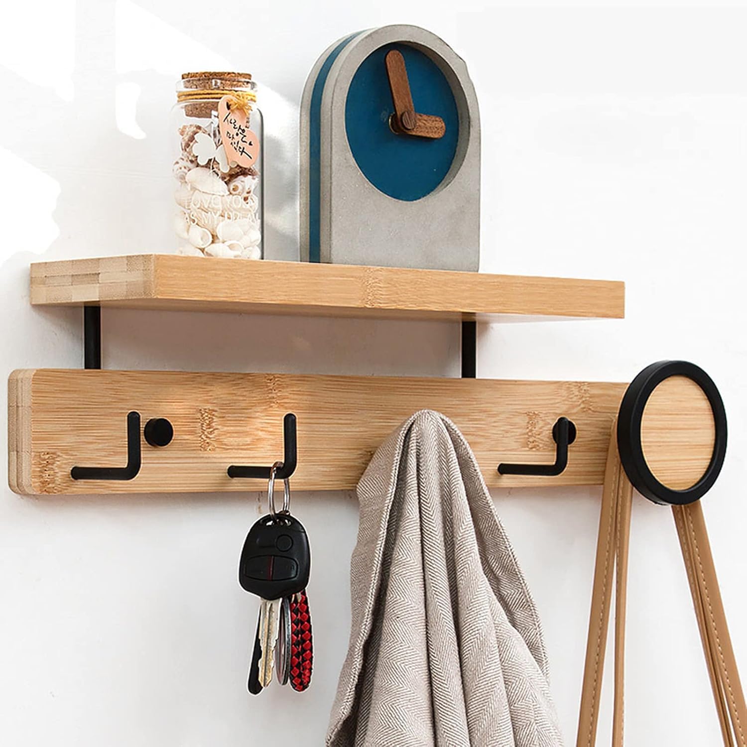 Perchero de pared con estante de madera maciza para un guardorropa elegante
