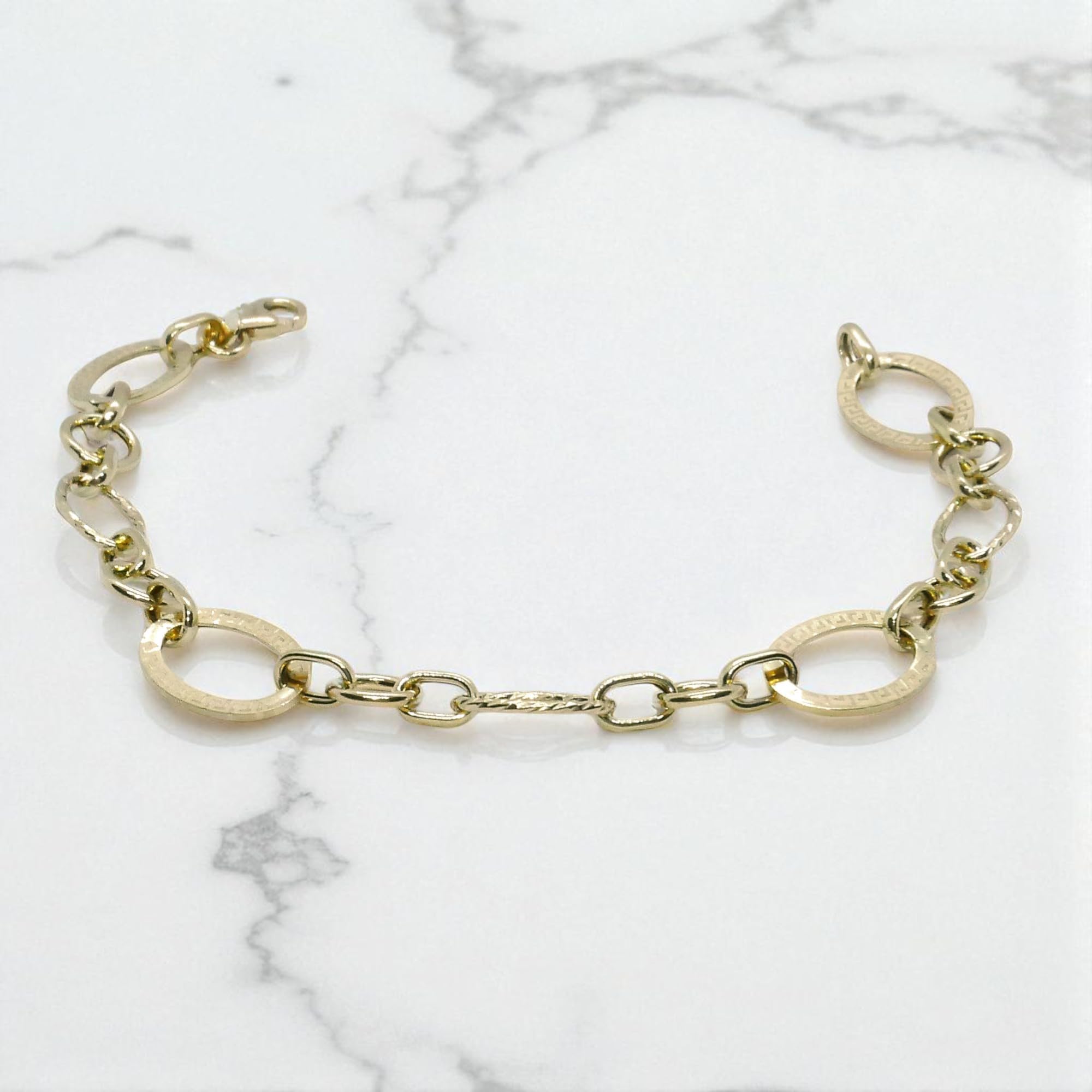 Never Say Never Pulsera para mujer de oro amarillo mate y brillo de 18k con cadena de eslabones ovalados y detalle de greca, 1.10 cm de ancha, largo 19.00 cm. 2.80 gr de oro de 18k.
