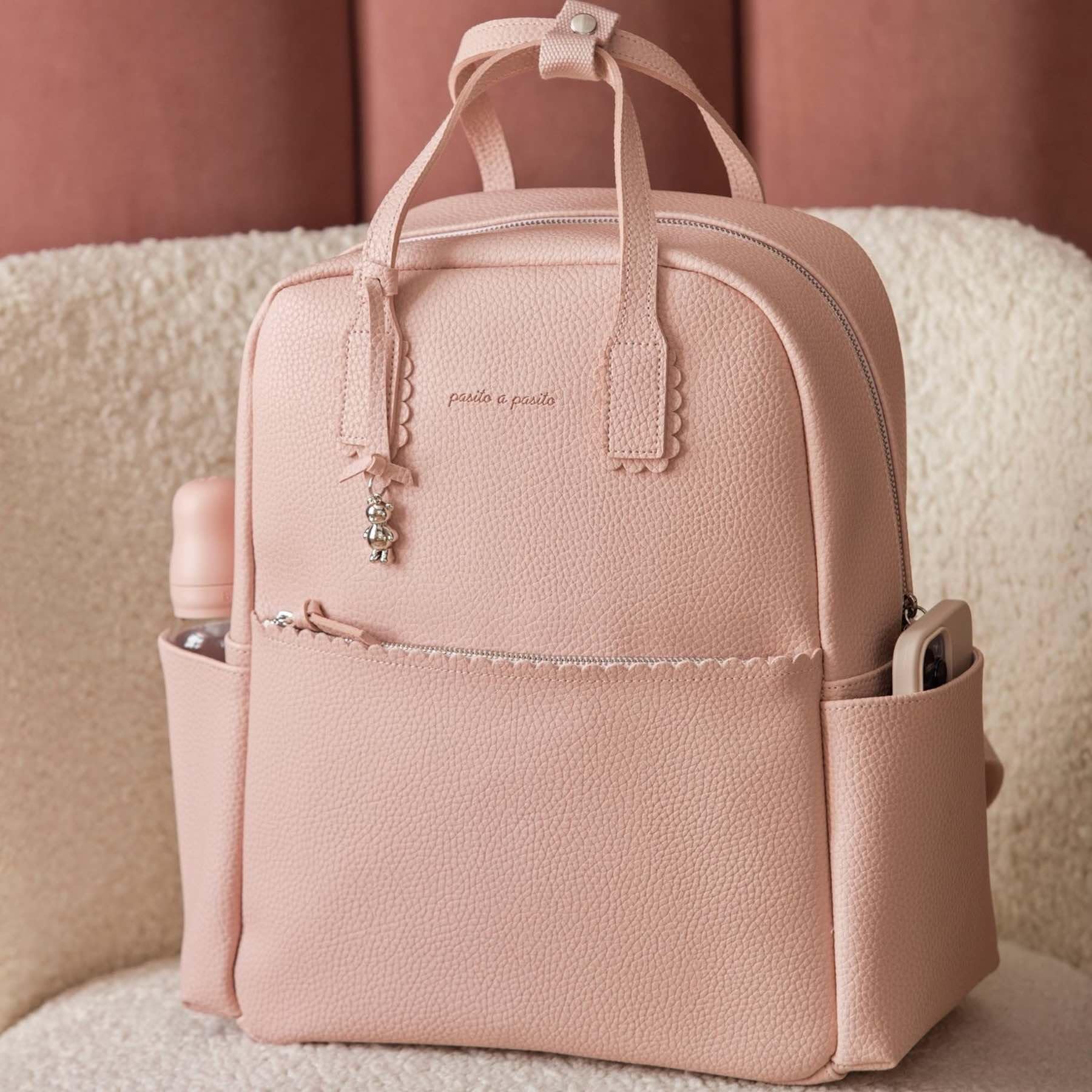Zaino con fasciatoio passeggino nascita Modello ICON in simil pelle lavabile in lavatrice a 30° in varie colorazioni. Borsa fasciatoio nascita per passeggino (Rosa)
