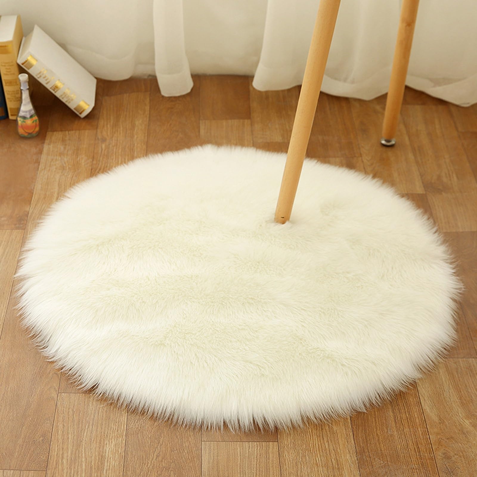 Tapis rond fausse peau de mouton blanc pour isoler les pieds du sol froid