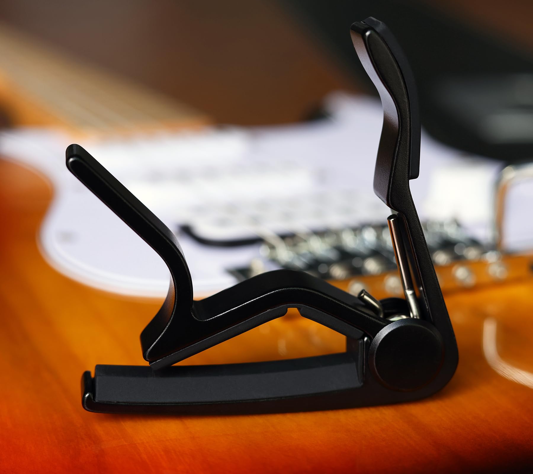 WINGO Kapodaster gitarowy do gitar akustycznych i elektrycznych z 5 kostkami za darmo, czarny.