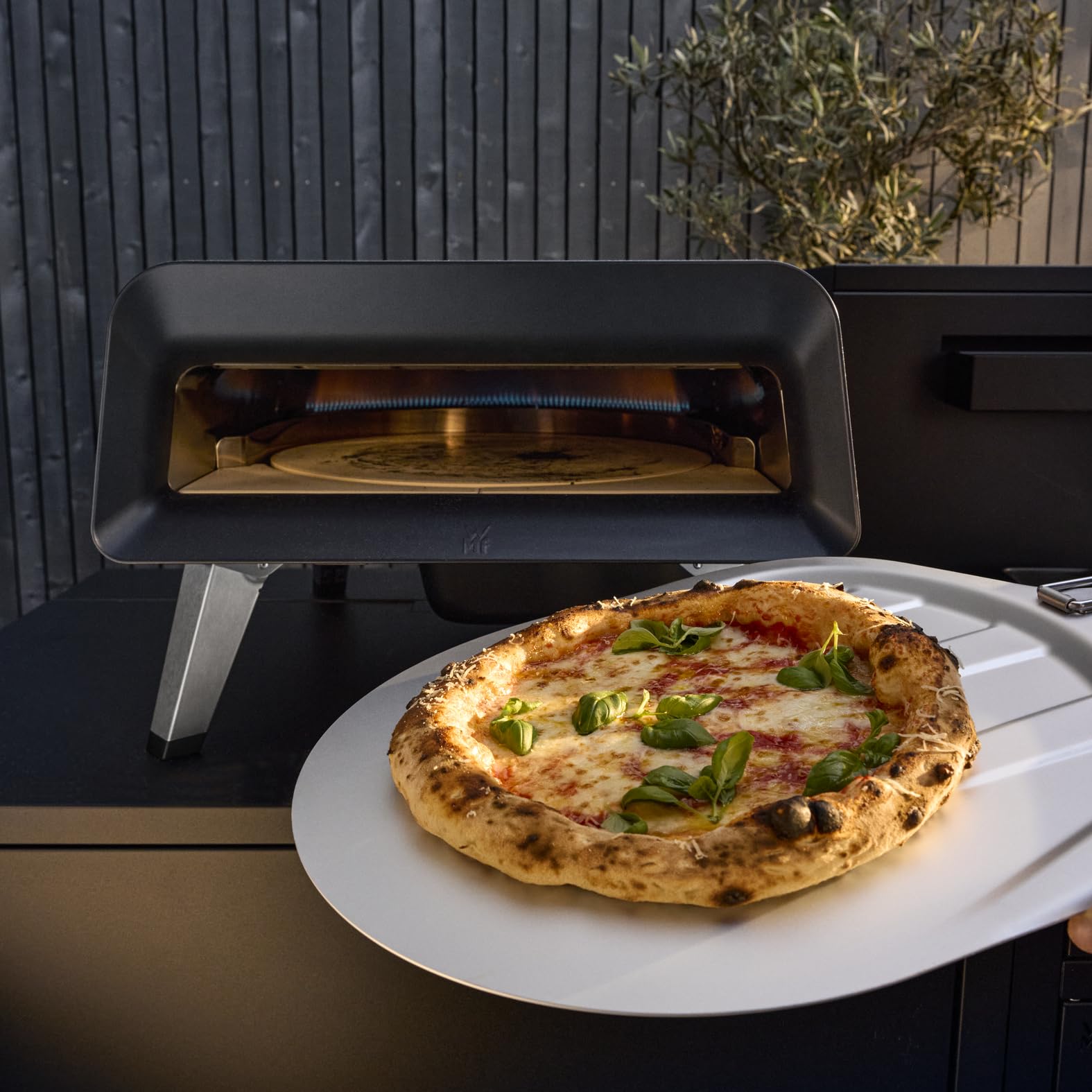 WMF Pizzaiolo Pro Pizzaofen, über 450°C Backtemperatur, großer Pizzastein (Ø 40 cm), automatische Drehmechanik, integrierte Temperaturüberwachung für perfekte Ergebnisse in 90 Sek., Gas Pizzaofen