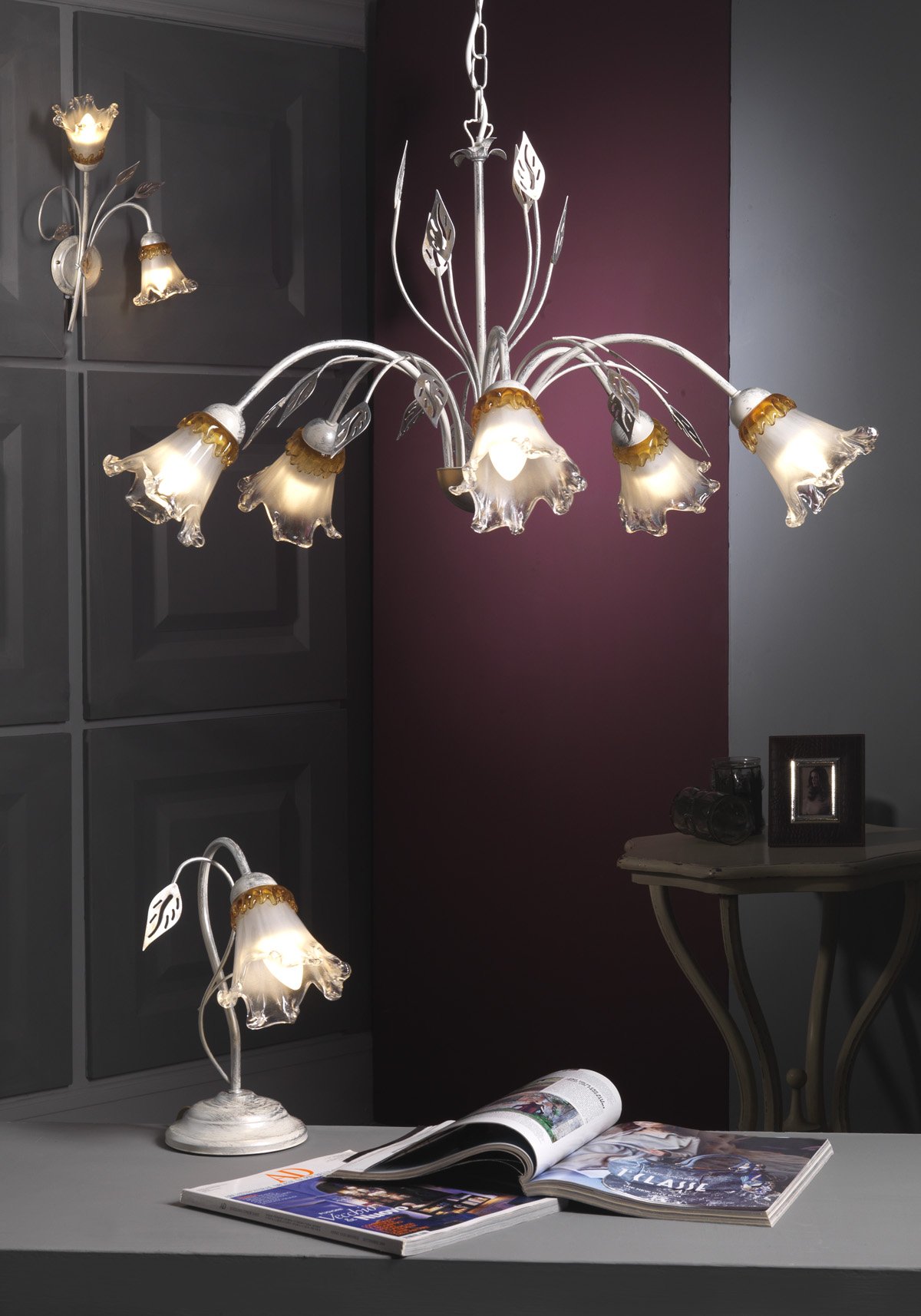 ONLI - applique da parete 2 luci in metallo bianco e argento con sfumature oro. Vetri a forma di calla. 2 x E14