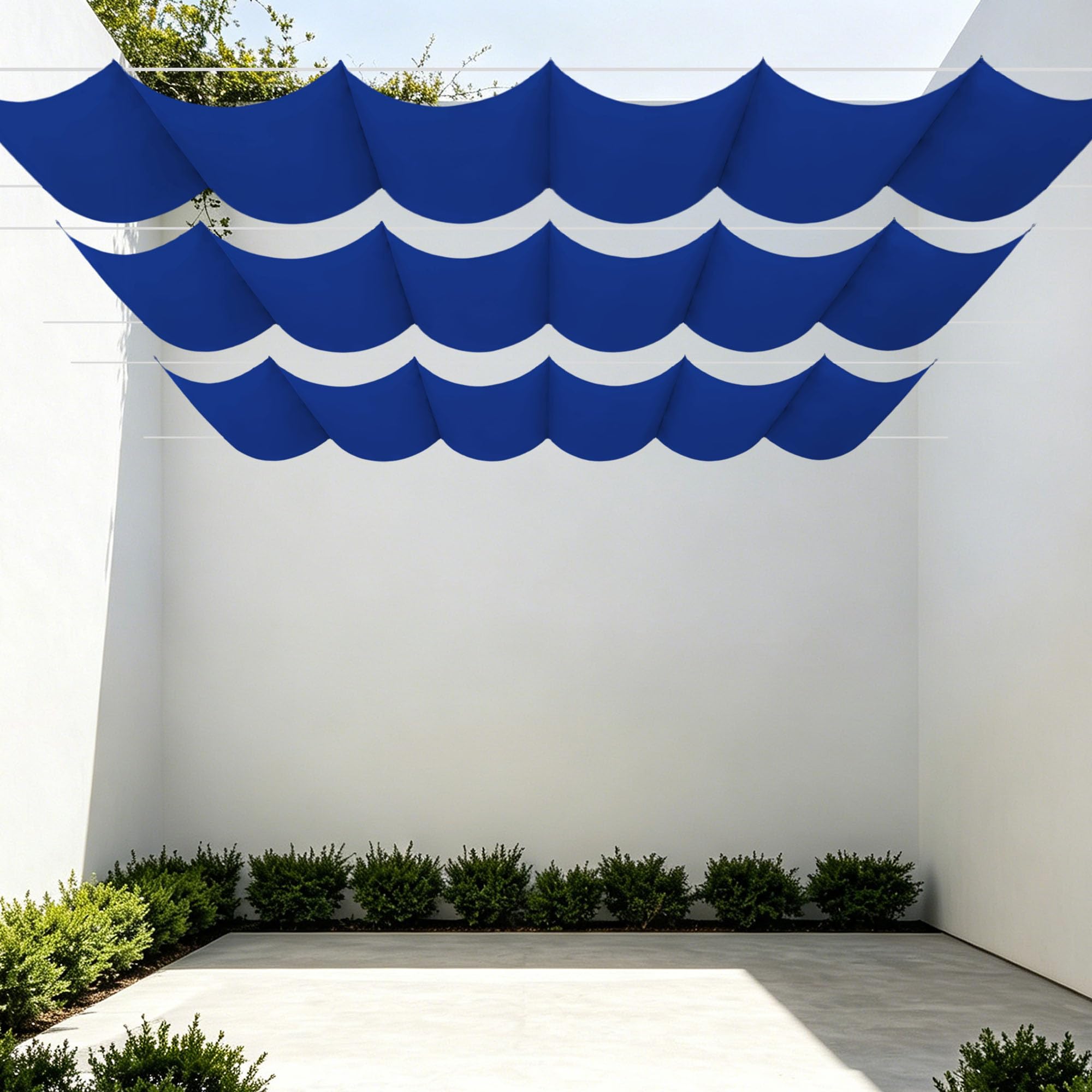 Toile d'ombrage rétractable bleu foncé pour aménager une grande terrasse de jardin
