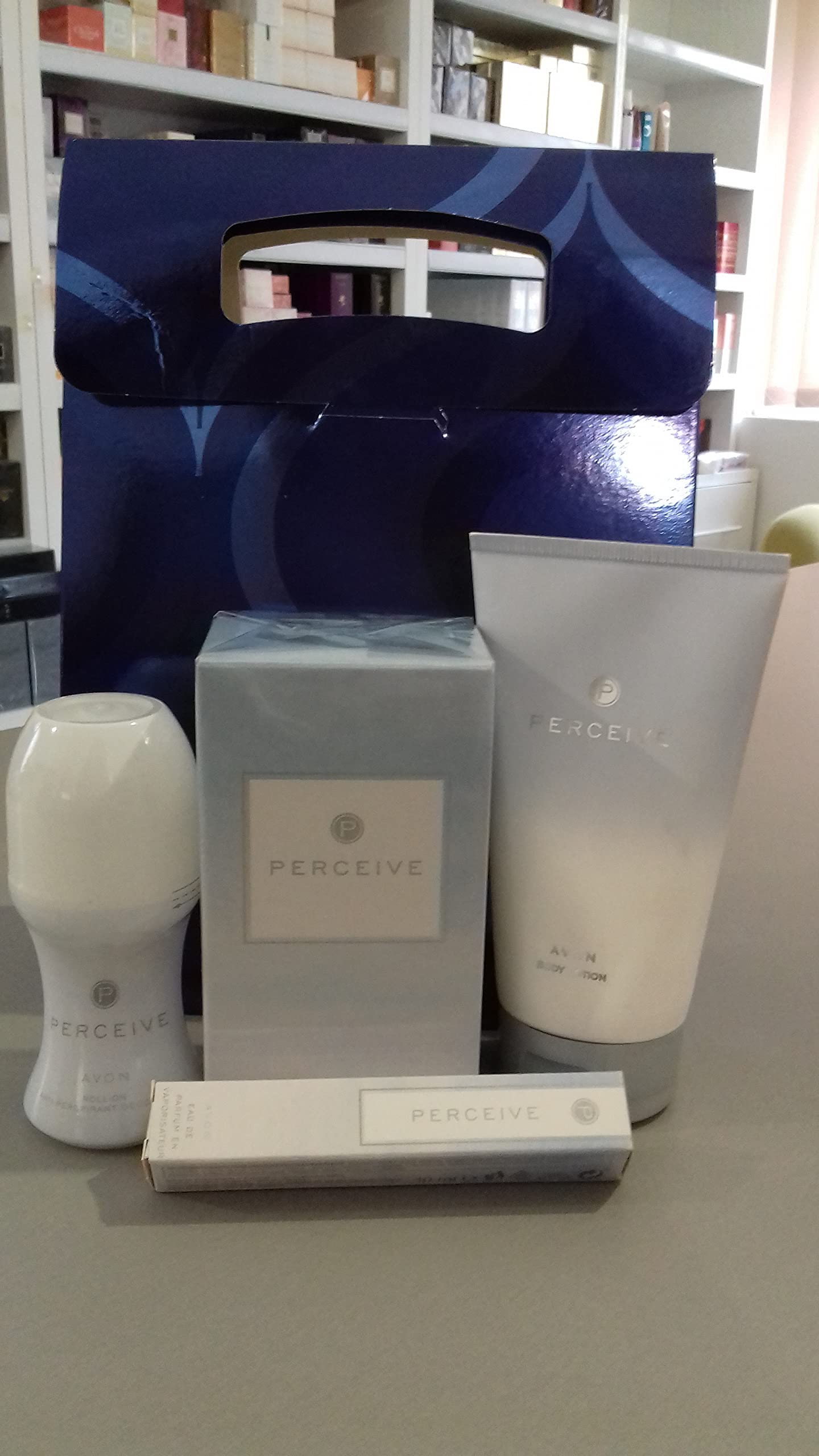 Avon Perceive Set für Sie Eau de Parfum + Körperlotion + Mini Duftroller + Deorroller