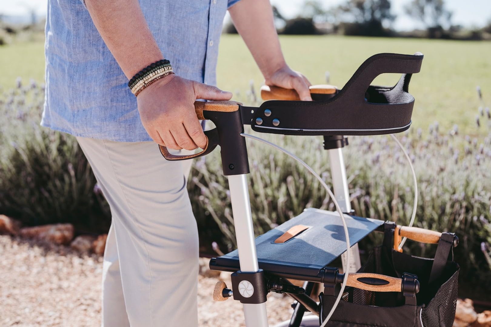 Saljol Allround Rollator in Vollausstattung, 6,4 kg Leichtgewicht mit Sitz, Rückengurt, Tasche, Stockhalter, Klingel, LED-Licht | Outdoor Gehhilfe für Stadt und Land, Sitzhöhe 54 cm, Grau