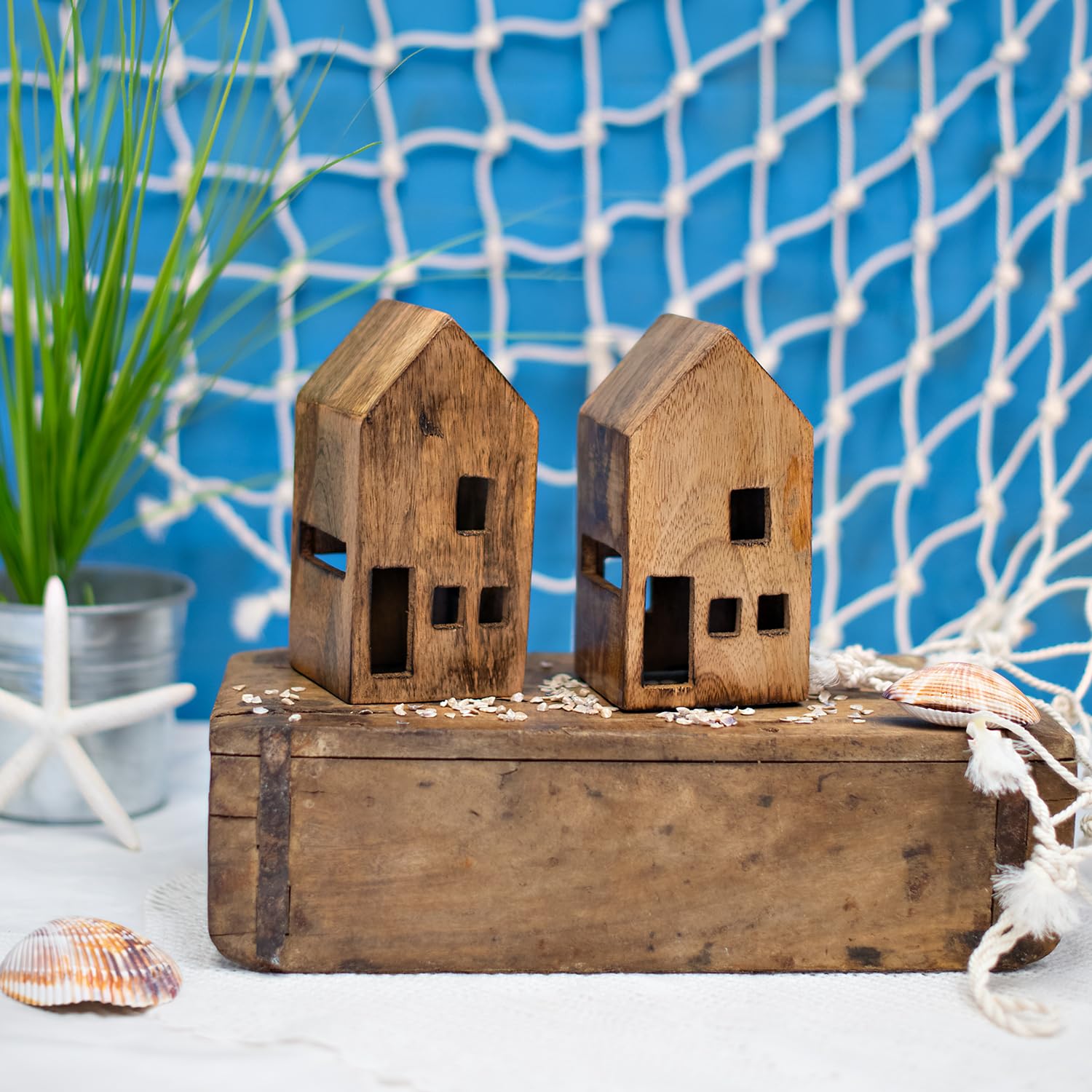 Logbuch-Verlag 2 Häuser zum Hinstellen Haus Deko Figuren aus Holz maritim Holzhaus braun Strandhaus Dekohaus Badezimmerdeko Sommer 16 cm Spielzeug