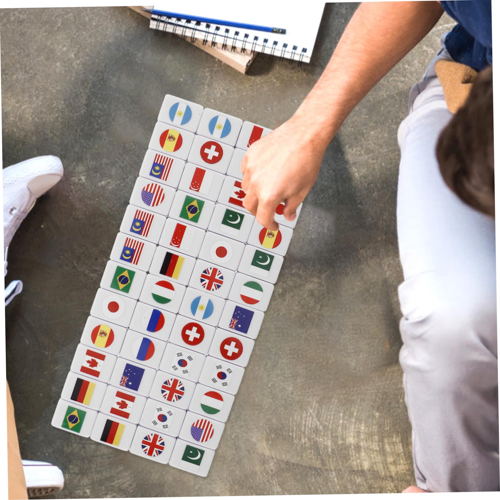 Hohopeti 48 Stück Mahjong Spielset für Erwachsene und Kinder Langlebige Kunststoff Mahjong Steine mit Nationalflaggen Design Vielseitig für Picknick und Familienspiele