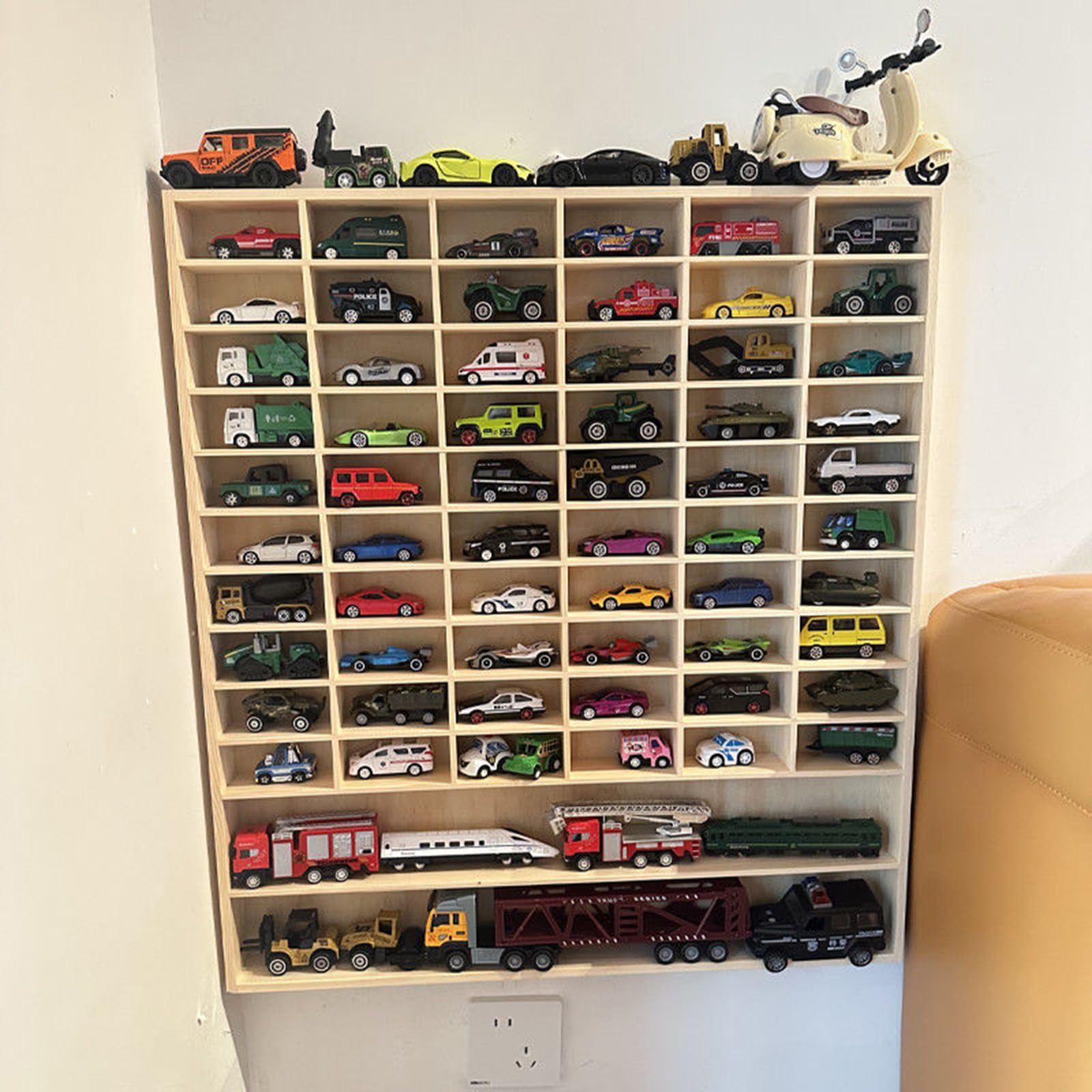 Vetrina per modellini di auto da parete, in legno, con 62 griglie per oggetti da collezione per auto giocattolo, organizer decorativo per casa o ufficio