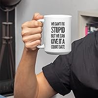 Vista 4 de Taza de café de cerámica con texto en inglés "We Can't Fix Stupid But We Can Give It A Court Date Lawyer, Regalos para leyes, estudiantes
