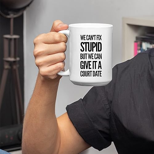 Miniatura 4 de Taza de café de cerámica con texto en inglés "We Can't Fix Stupid But We Can Give It A Court Date Lawyer, Regalos para leyes, estudiantes,
