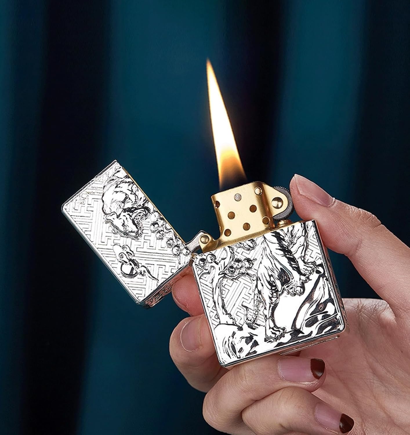 手作業でエンボス加工されたフリップトップの金属製灯油ライター、防風砥石点火レトロライター、屋内および屋外での使用に適しています(Bl