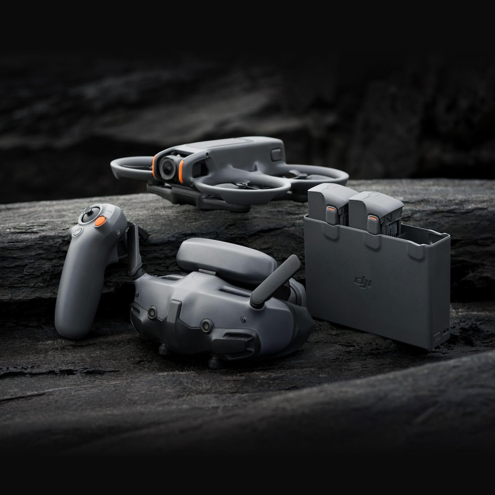 DJI Avata 2 Fly More Combo (3 batterie), Drone FPV con fotocamera 4K | Include Goggles 3 e RC Motion 3, Voli immersivi, Paraeliche integrati, 360 semplificati