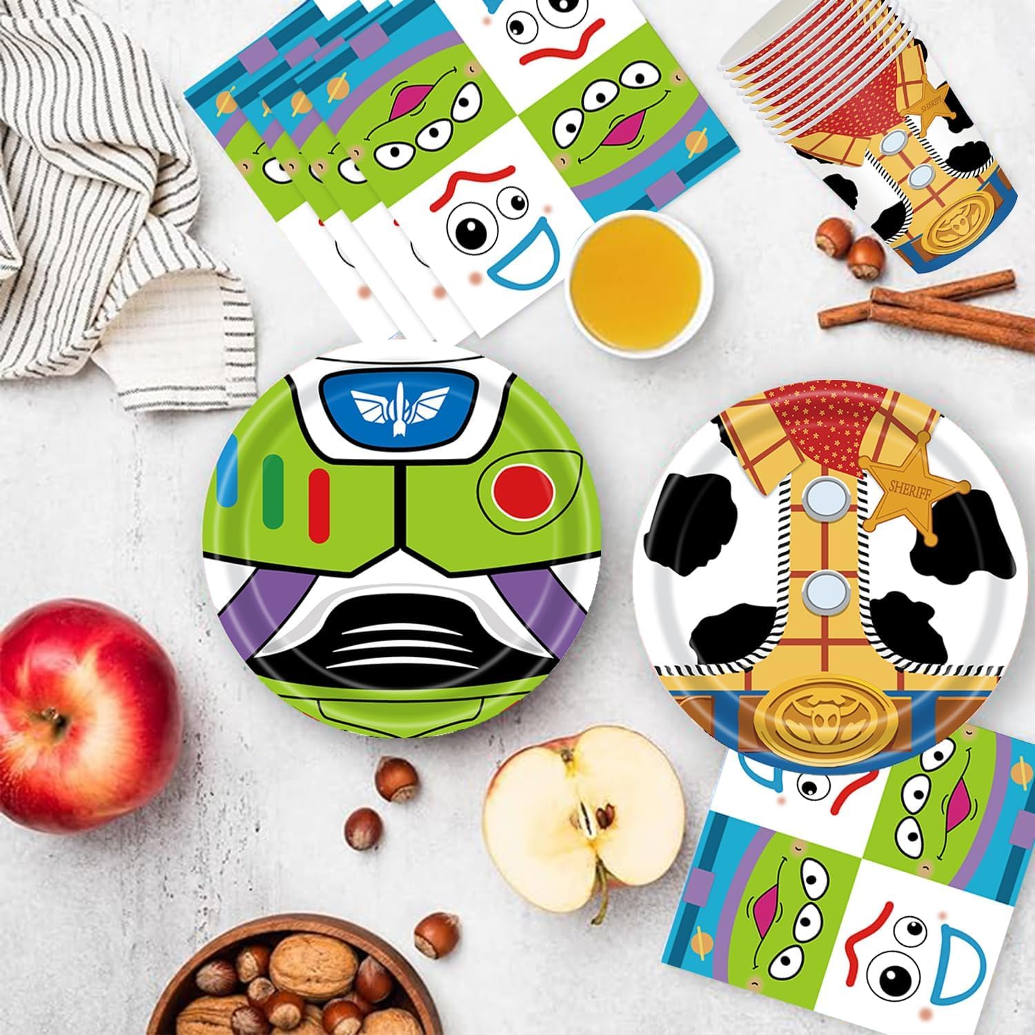 Set di 61 pezzi di stoviglie per feste Toy Story, decorazioni per feste di compleanno per bambini, comprensivo di bicchieri, piatti, tovaglia e tovaglioli, per 20 ospiti