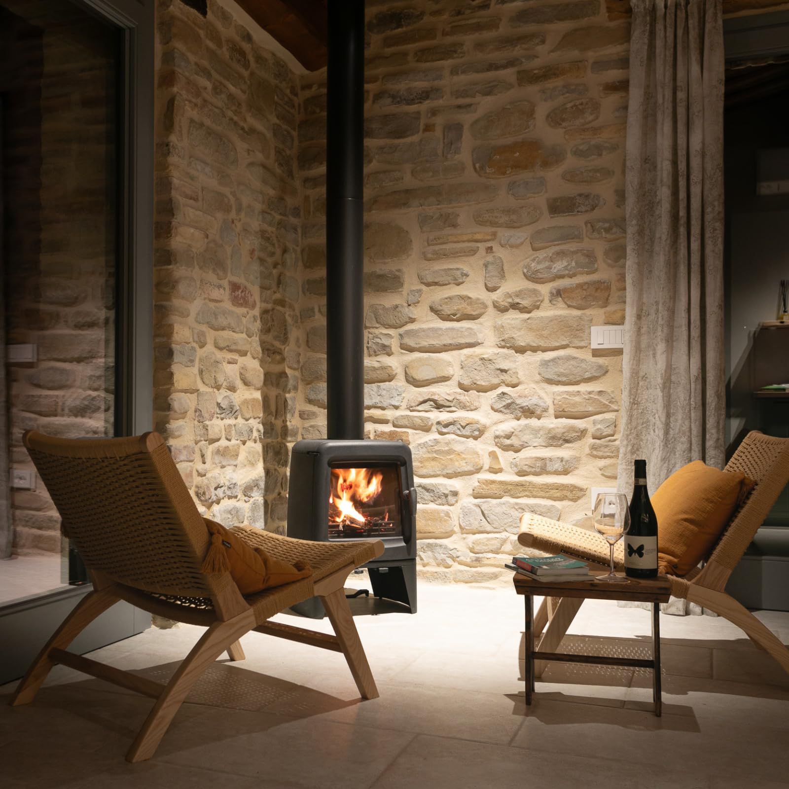 Poêle à bois en fonte INA 5 kW | Design moderne, triple combustion, verre céramique 750°, 100 m³ chauffables | Haute efficacité 78,8% | Certifié 4 étoiles