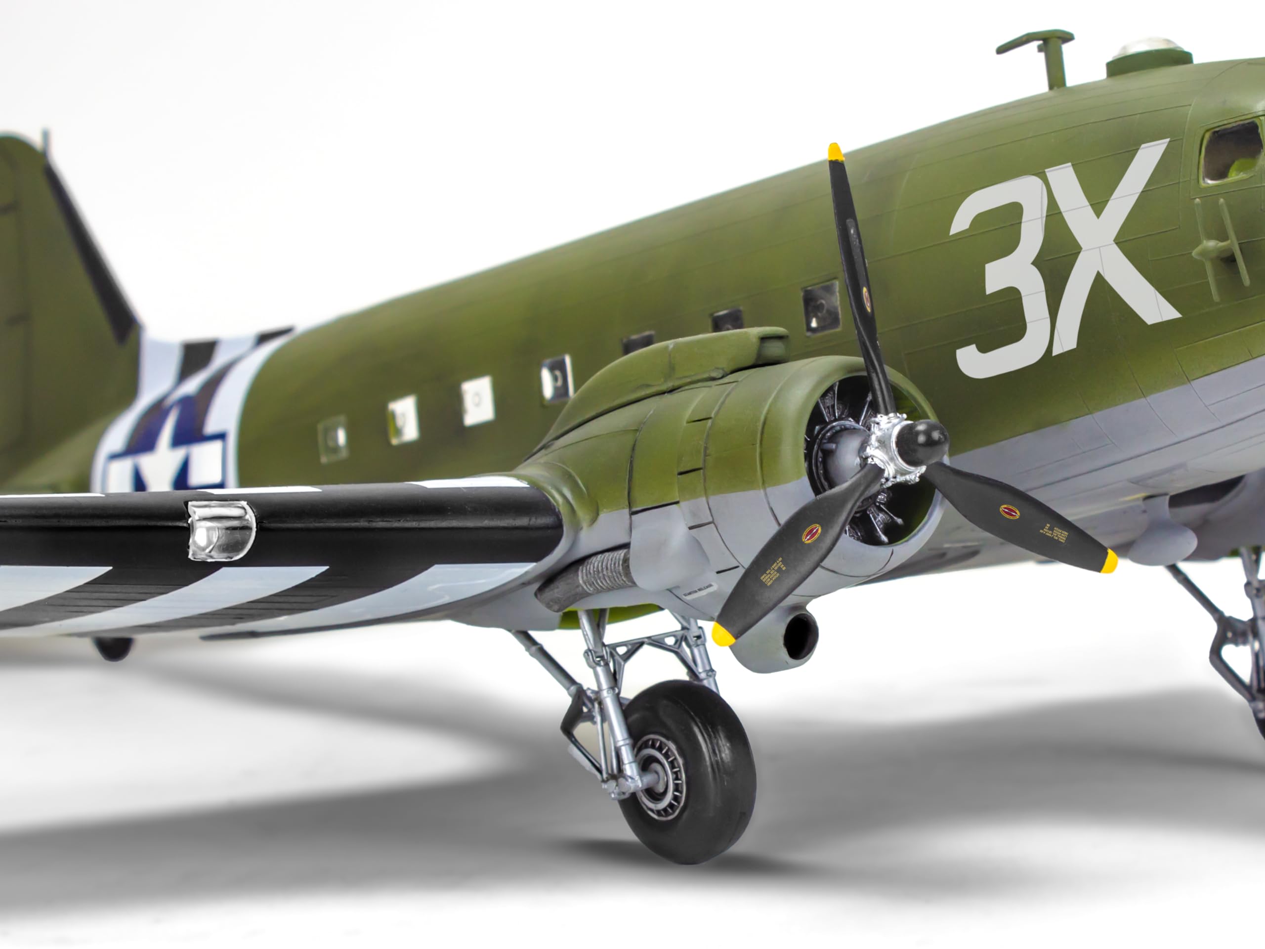 航空機・ヘリコプター revell 1/48 C-47 SKYTRAIN Amazon.com: Revell 15875 C47 Skytrain WWII 1:48 Scale Model