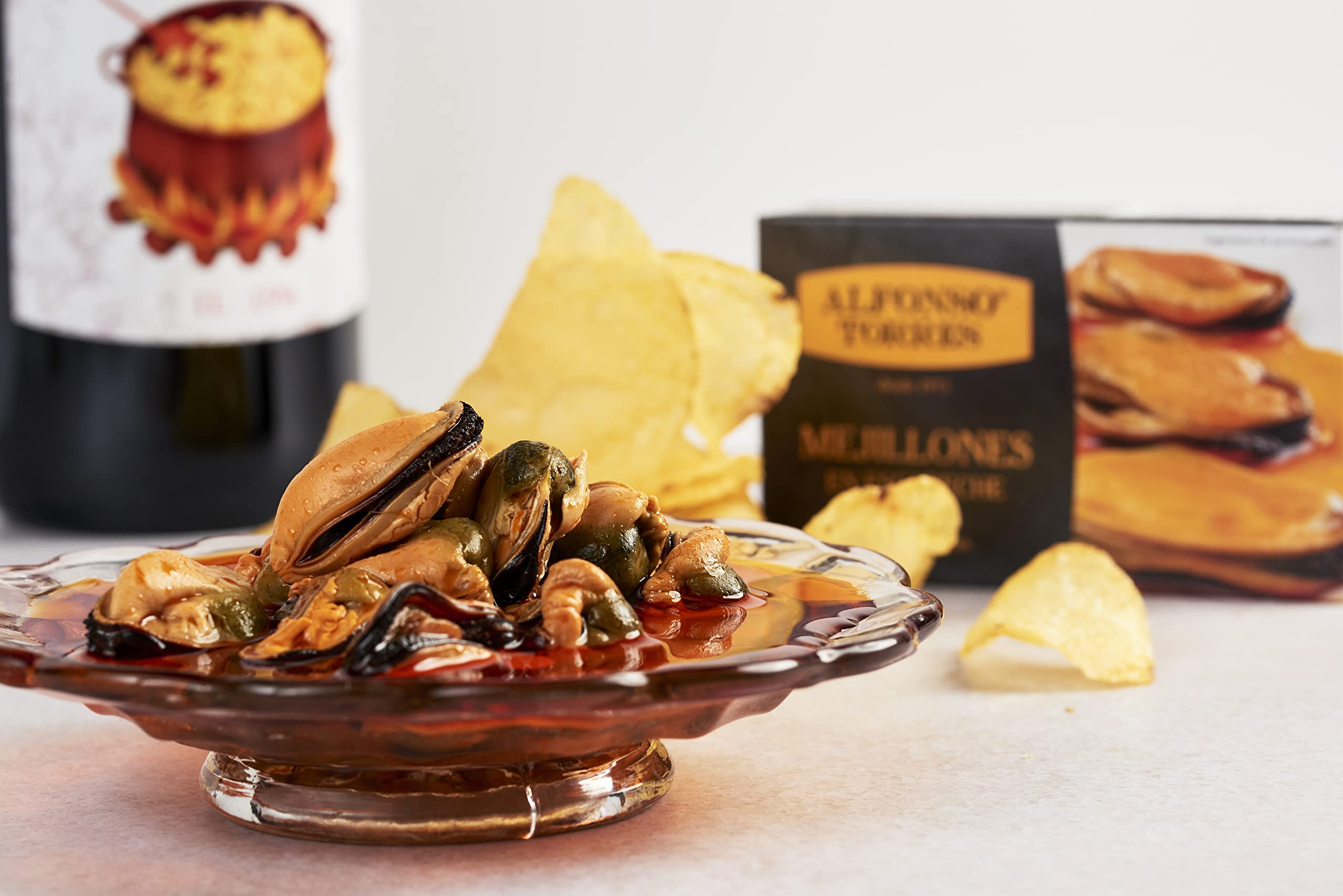 Mejillones en Escabeche. 16/20 Piezas. Peso Neto 111 gr. Peso Escurrido 69 gr. Categoría Gourmet. Con ingredientes 100% Naturales: Mejillones, Aceite de Girasol, Vinagre, Especial y Sal.