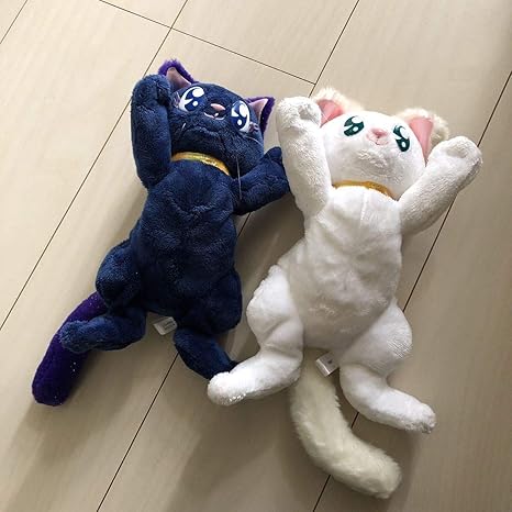 Amazon バンダイ 実写化セーラームーン ぬいぐるみ ルナ アルテミス 猫 ネコ くたくた くったり 当時 レトロ 初期 レア バンザイ 置物 コスプレ アニメ 萌えグッズ 通販