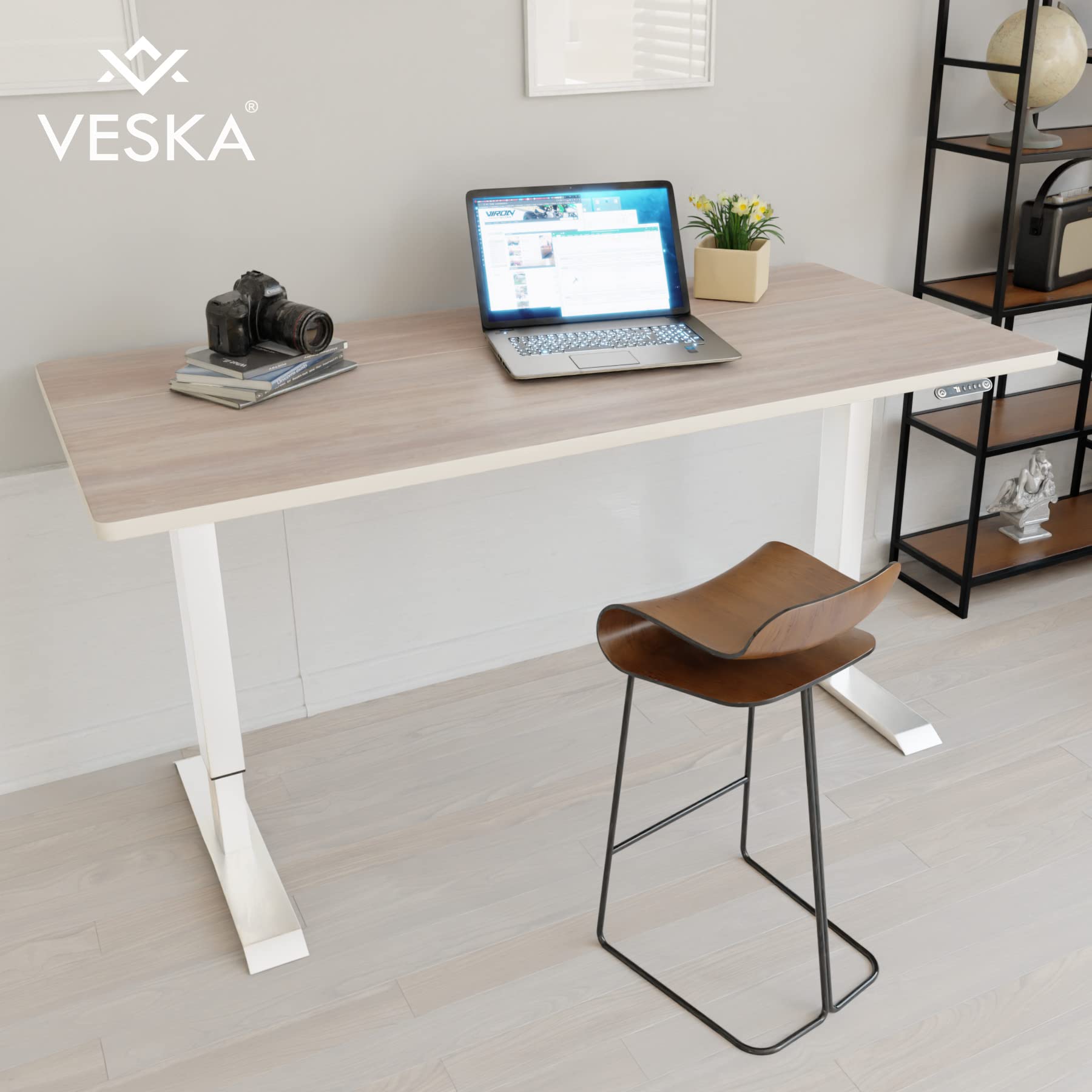 VESKA Höhenverstellbarer Schreibtisch (140 x 70 cm) - Sitz- & Stehpult - Bürotisch Elektrisch Höhenverstellbar mit Touchscreen & Stahlfüßen (Weiß/Eiche)