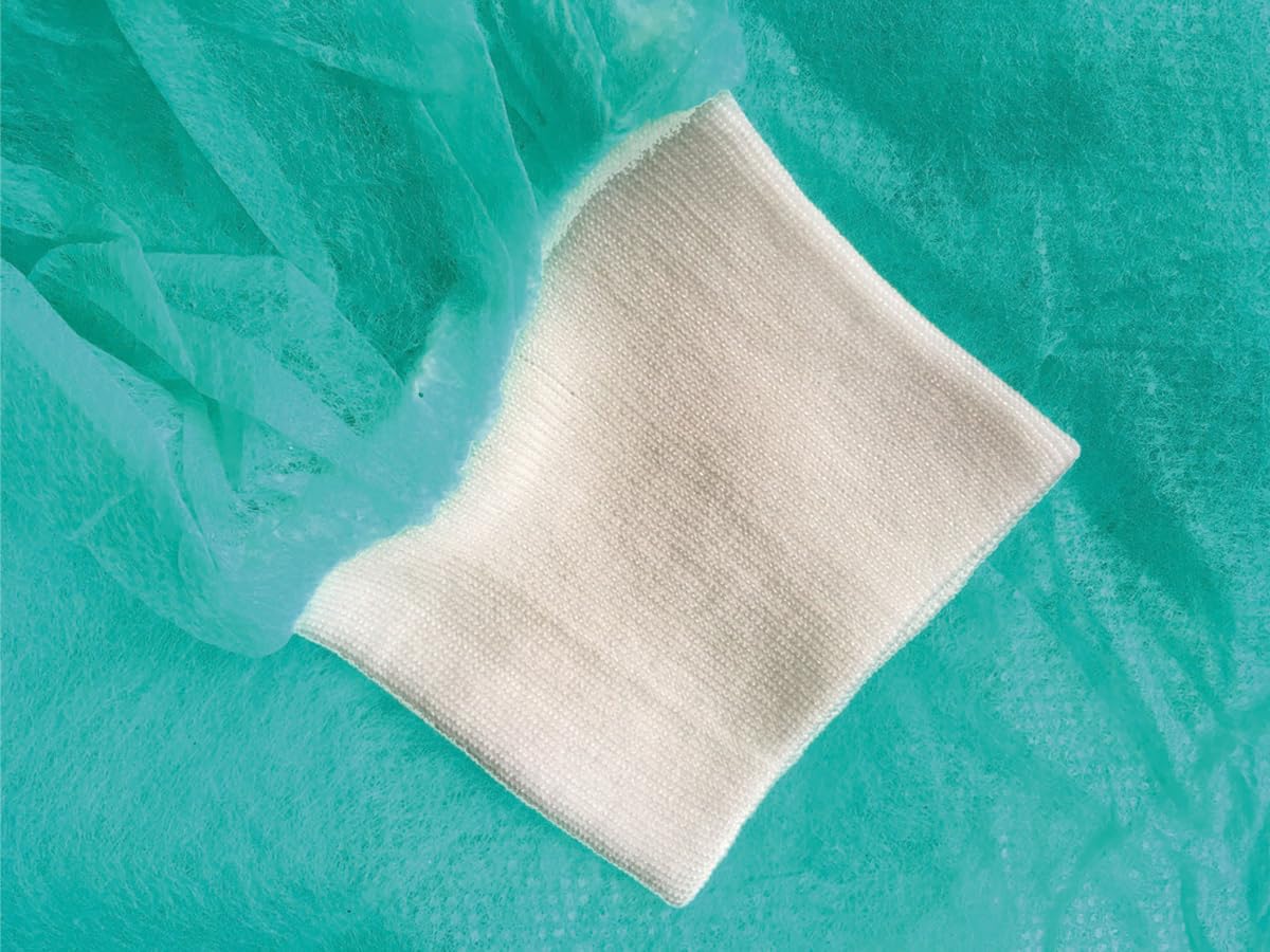 Camici usa e getta Tiga-Med 10 pezzi – Camice protettivo in tessuto non tessuto verde 130×155 cm con polsini extra lunghi MRSA