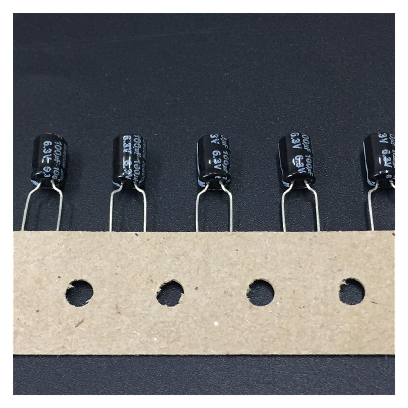Condensateur 100uF 6.3V alu mini 5x7mm radial pour réparation de carte électronique et robotique