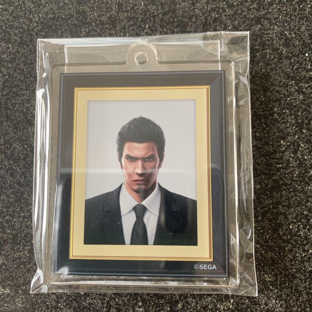 Amazon.co.jp: 龍が如く 散った男たち展 遺影アクリルチャーム