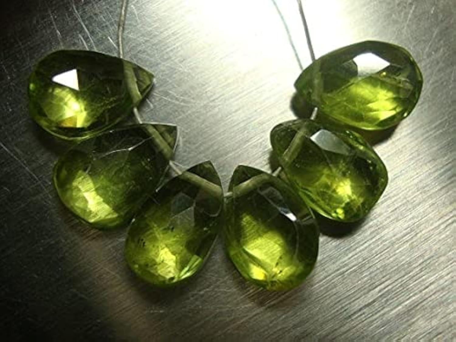 Peridot véritable en briolette facettée pour création de bijoux uniques haut de gamme