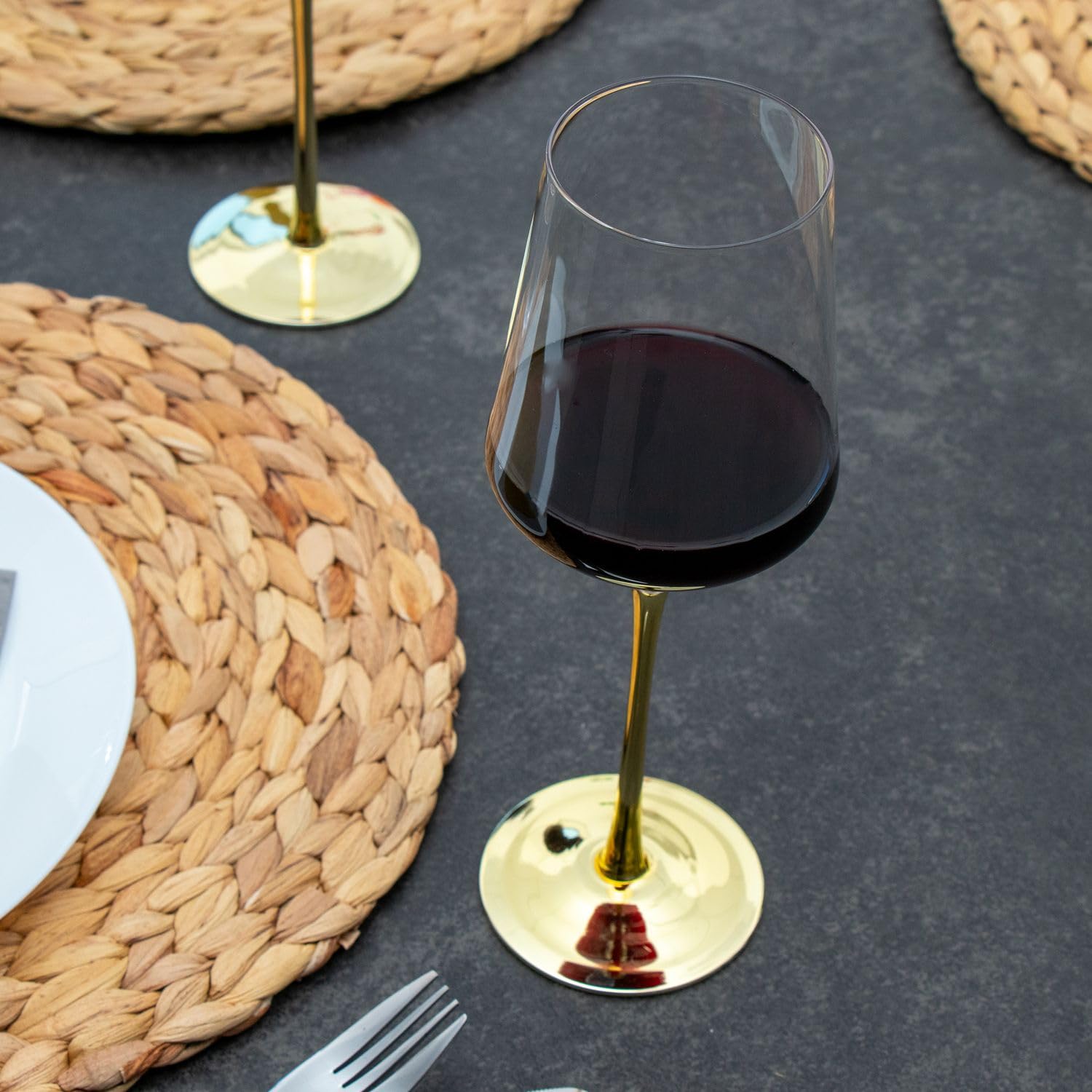 INTIRILIFE 6x Wein Glas mit goldfarbenem Stiel - 380 ml Füllmenge - Rotwein Weißwein Glas Kelch Kristallglas stoßfest