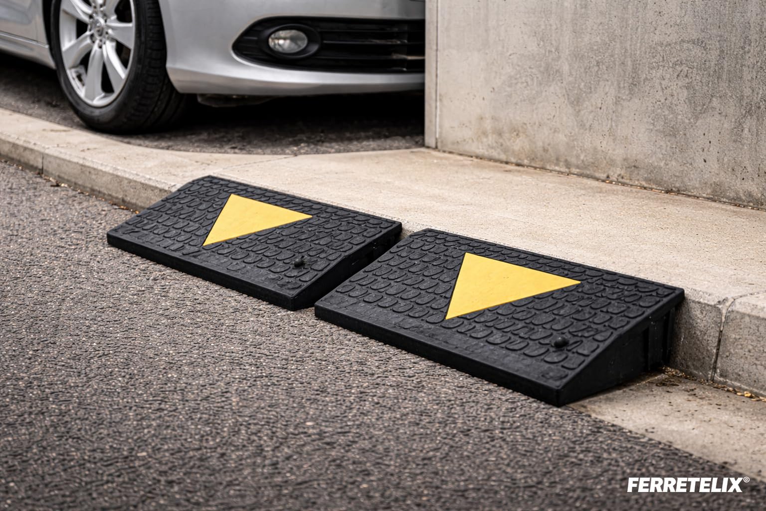 FERRETELIX® Pack de 2 Rampas Salva Bordillos | Fabricadas en Goma Reciclada con Banda Amarilla | Antideslizantes y Resistentes | Ideales para Coches, Motos, Sillas de Ruedas o Carros (50X32X10 cm)