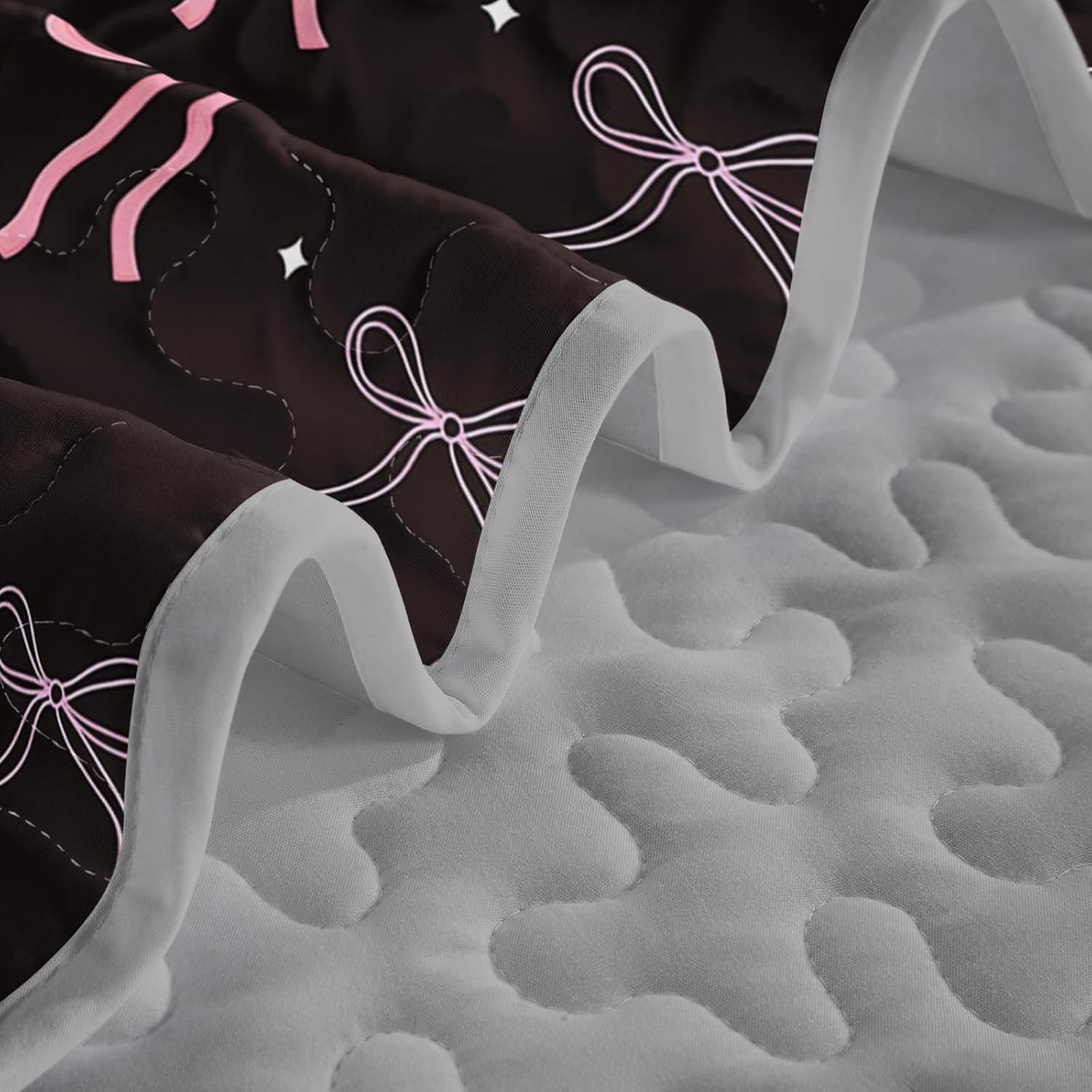 QOOMO Bow Quilt Set Full/Queen Size,Bowknot Bedspread Coverlet Set,Kawaii Bow 3Pcs Bedding Set Printed Quilt with 2 Pillowcases,Soft and Lightweight,for All Seasons - Image 7