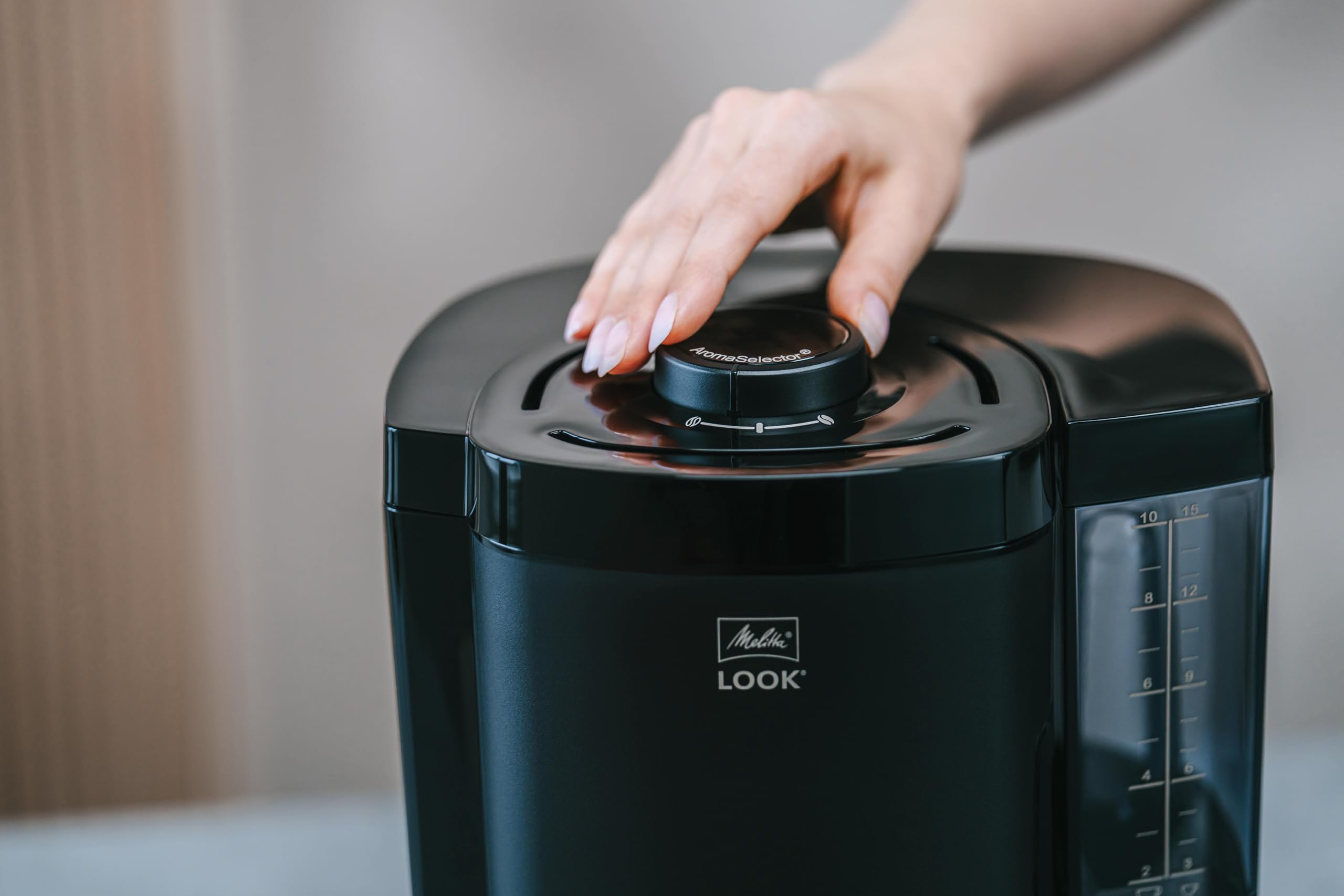 Melitta Look - Macchina da caffè filtro con caraffa in vetro e serbatoio dell'acqua rimovibile, programma di decalcificazione, per fino a 10 tazze di caffè, nero