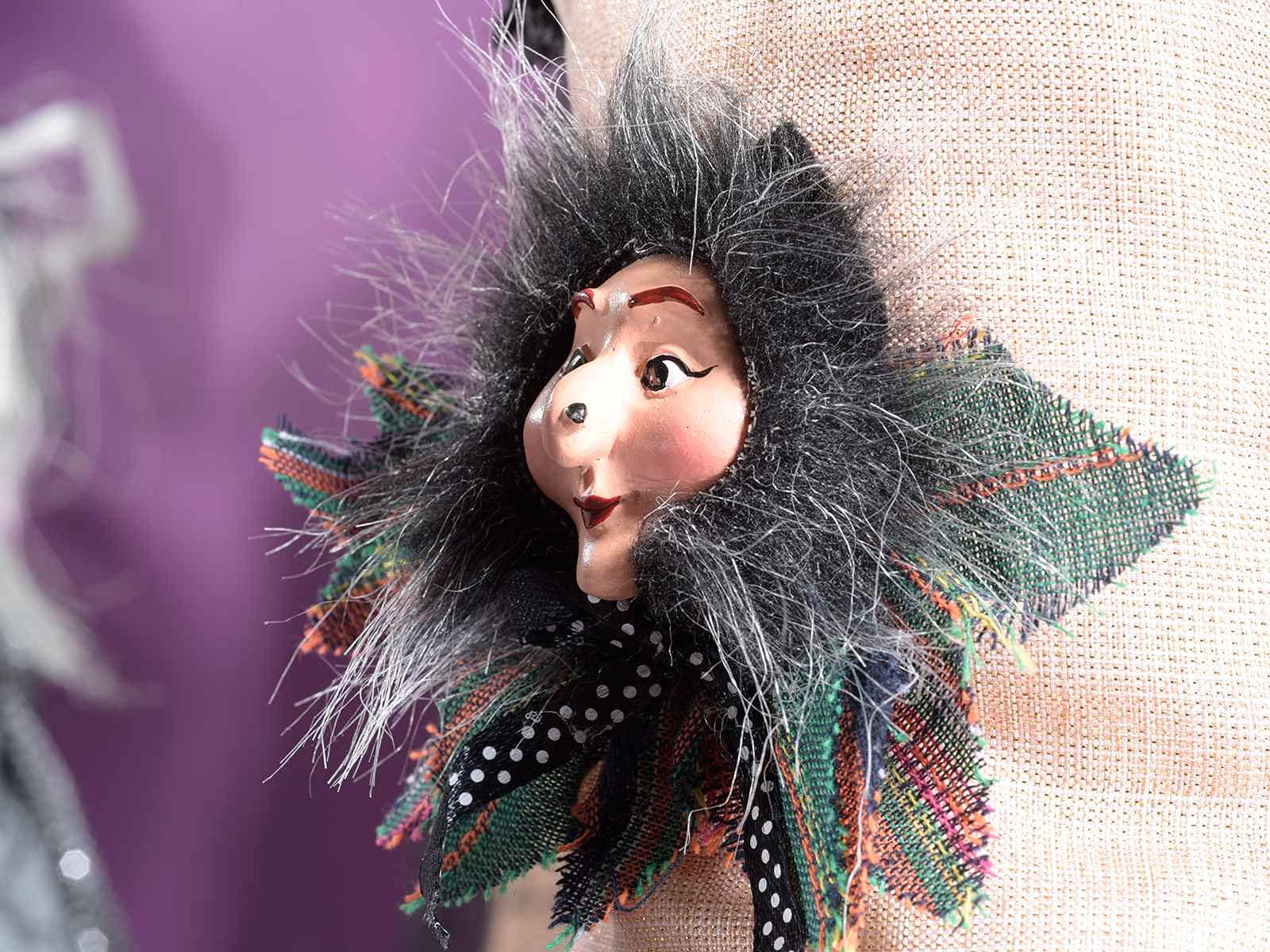 Gruppo Maruccia Calze della Befana in Panno Set da 9 Calze con Befana in Resina Decorazione Natalizia per Il Camino Idea Regalo