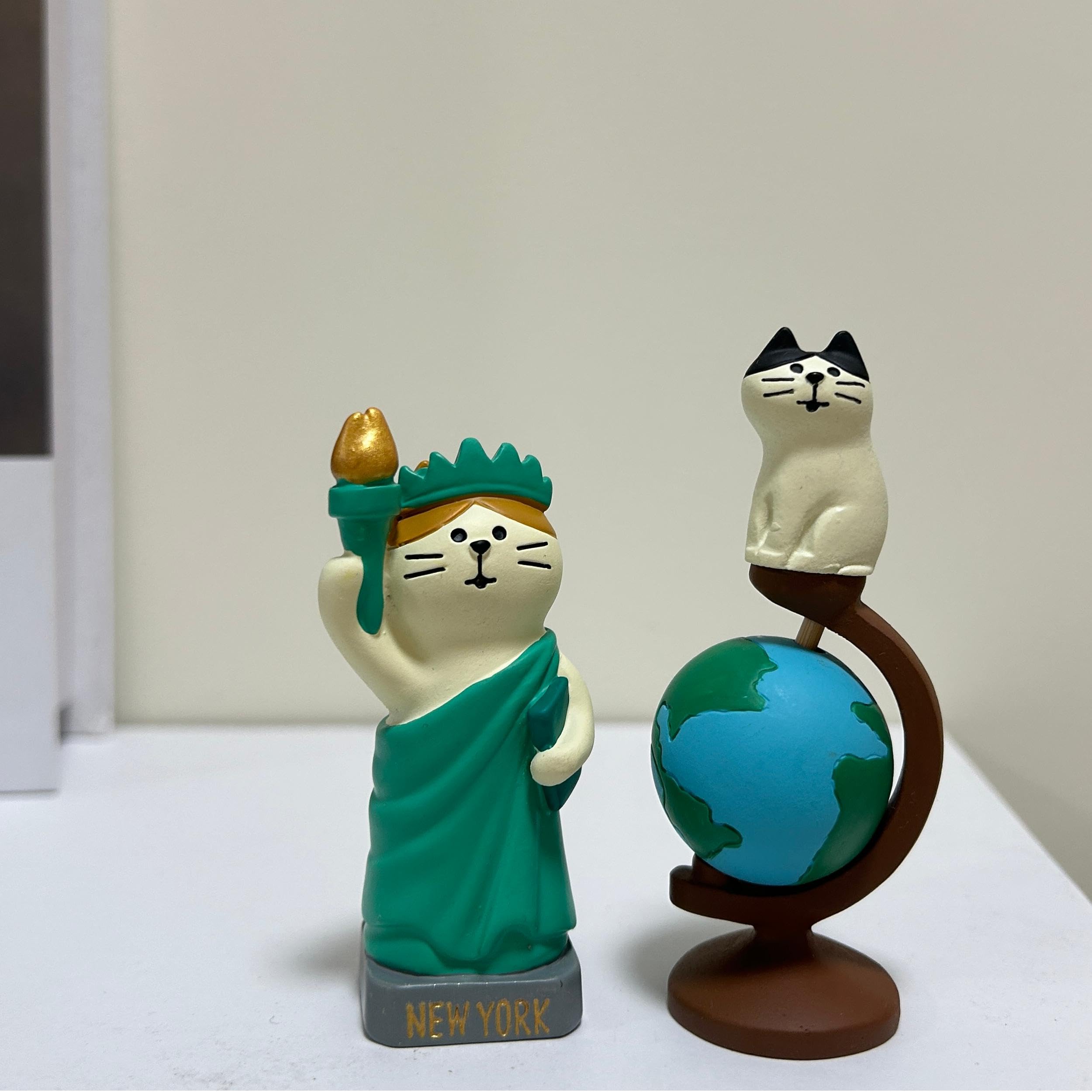 Amazon.com: Gwindrise Miniature Liberty and Globe Cat Figurine