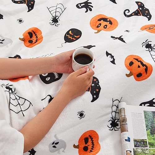 Miniatura 5 de inhand Manta de Halloween con estampado de tela de araña decorada en blanco, manta de felpa súper suave para sofá, cama, sofá y silla y acogedora