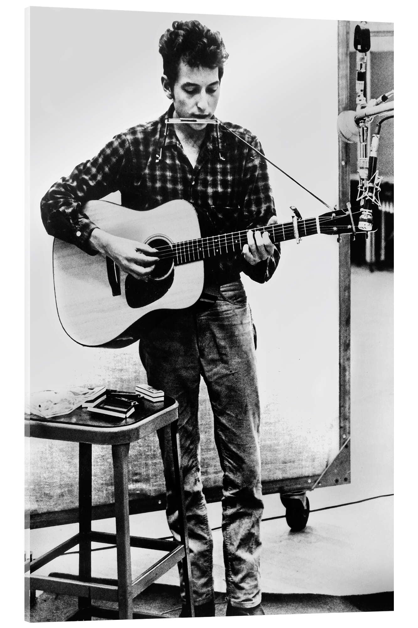 Posterlounge Bob Dylan con armonica e chitarra Stampa su vetro acrilico | 70 x 100 cm di Celebrity Collection Nero e Bianco Quadri Decorazione per pareti