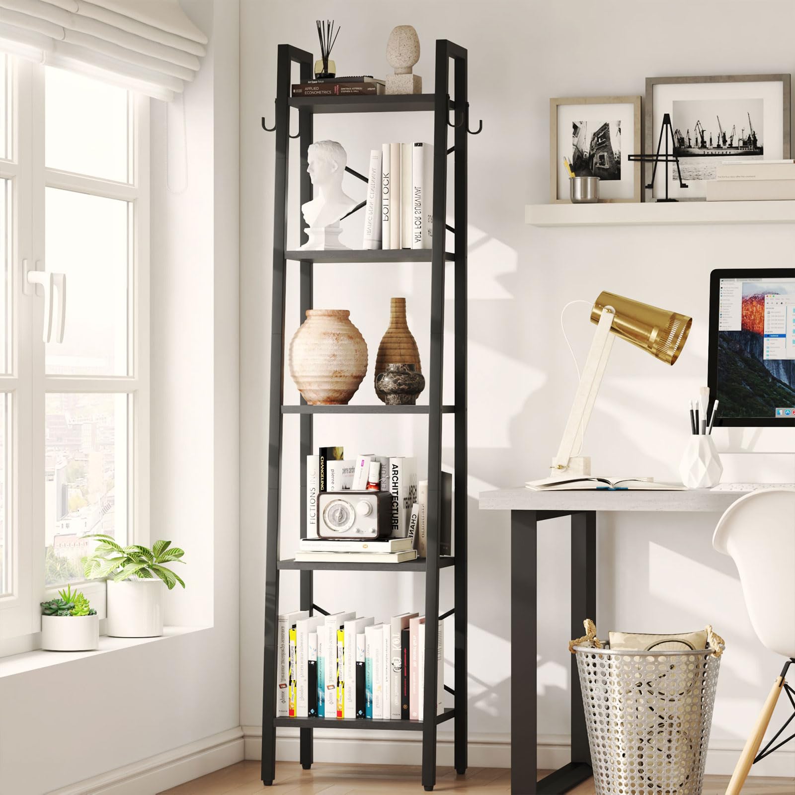 YMYNY 160CM Scaffale a Scala con 4 Ganci, Libreria a 5 Ripiani, Scaffale Portaoggetti, per Soggiorno Camera da Letto Cucina Studio, Stile Industriale, Struttura in Metallo, Nero HBC025B