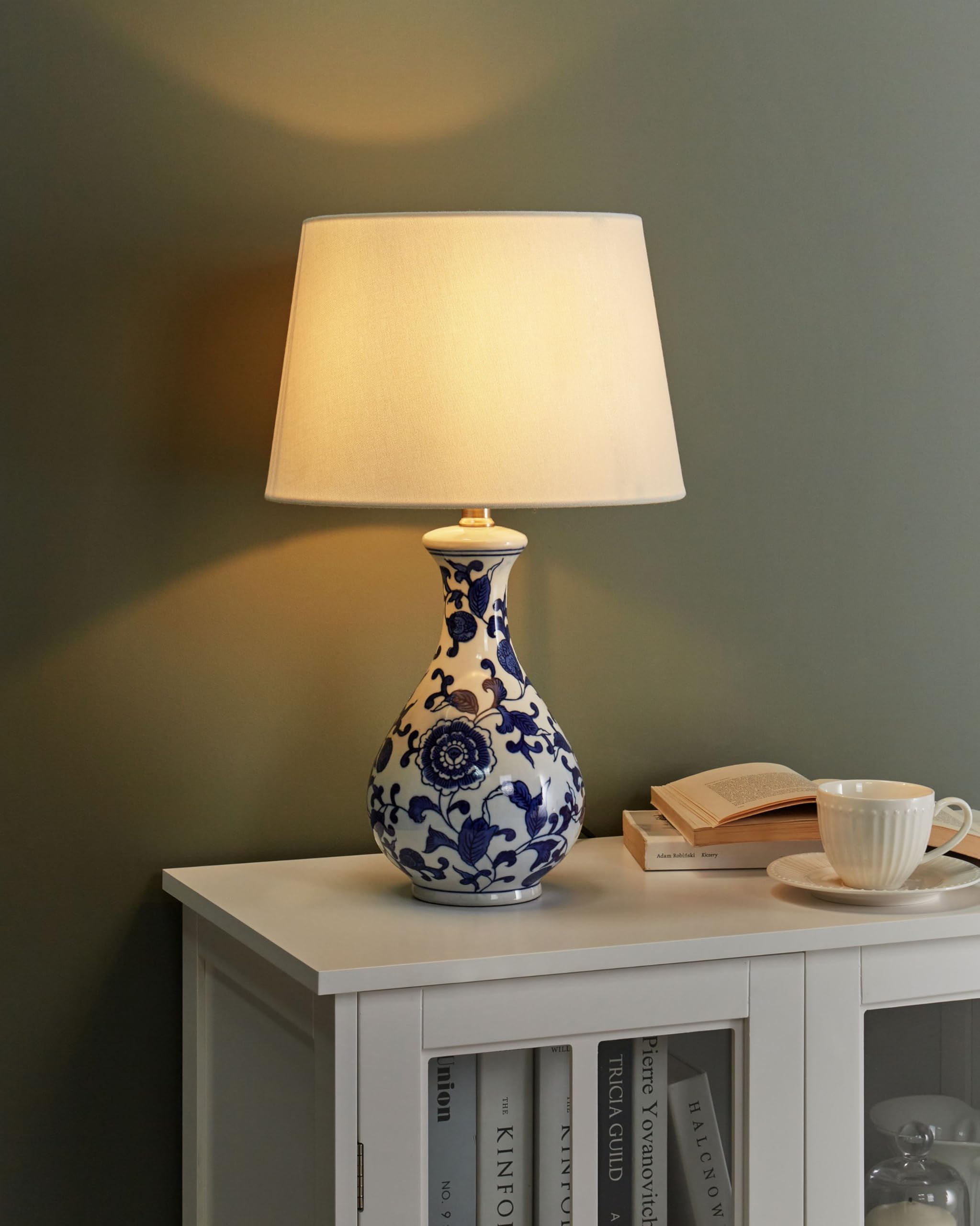 Beliani Tischlampe Porzellan Vasenfuß weiß/blau Stoffschirm Trommelform 48 cm Carmen