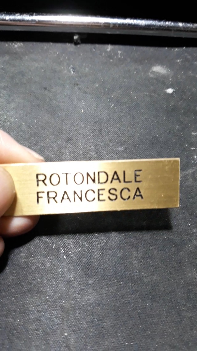 1 TARGA citofono, 2 righi, misura 1x6 cm spesso 1mm massimo 2 parole totale 20 caratteri