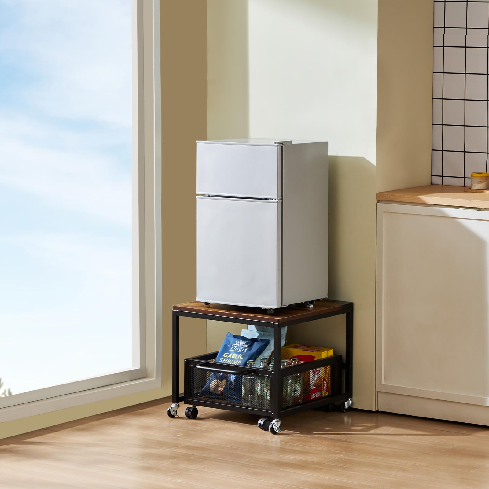 VEVOR Support de Mini-réfrigérateur avec Rangement, Table de Mini-réfrigérateur, avec Chariot de Rangement Mobile et Roues pivotantes, Organisateur de frigo pour dortoir, Maison, Bureau, Marron Clair